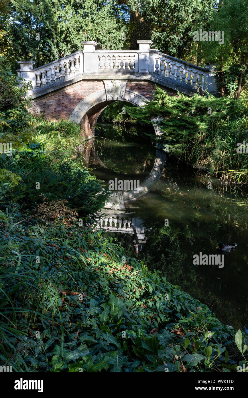 Parc Monceau Brücke - Parc Monceau wurde im 17. Jahrhundert im Auftrag der Herzog von Chartres gebaut. Heute ist sie eine der elegantesten Gärten in Pari Stockfoto