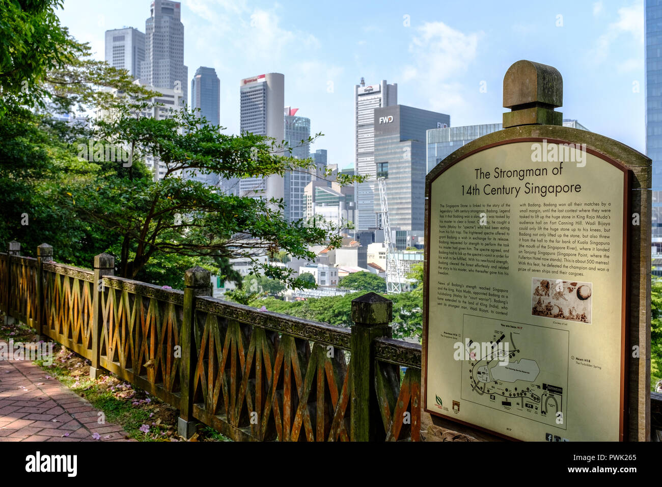Blick auf Singapur central business district durch üppige tropische Vegetation des historischen kolonialen Fort Canning Park Stockfoto