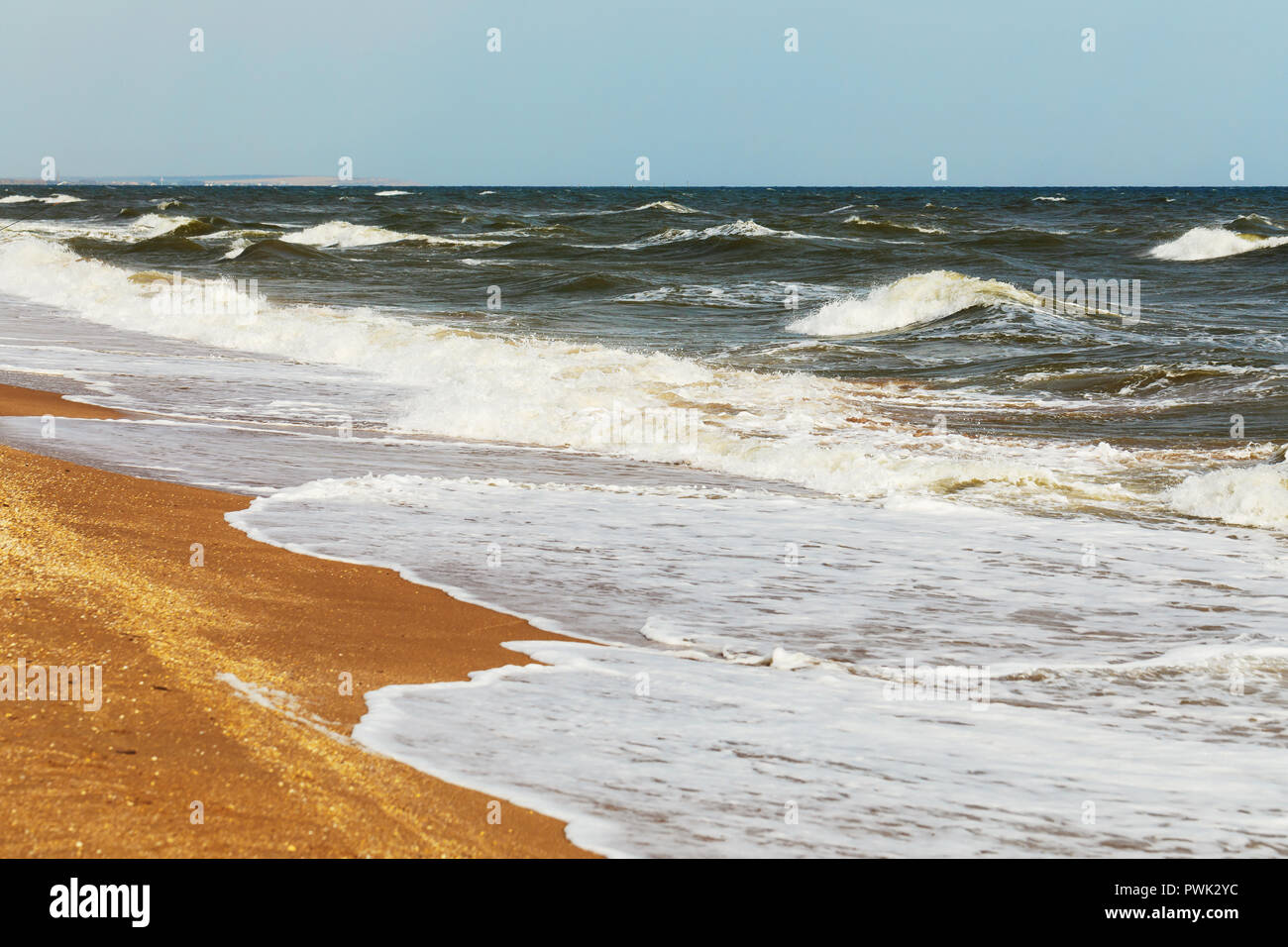 Küste des Asowschen Meer mit Storm Wellen Stockfoto