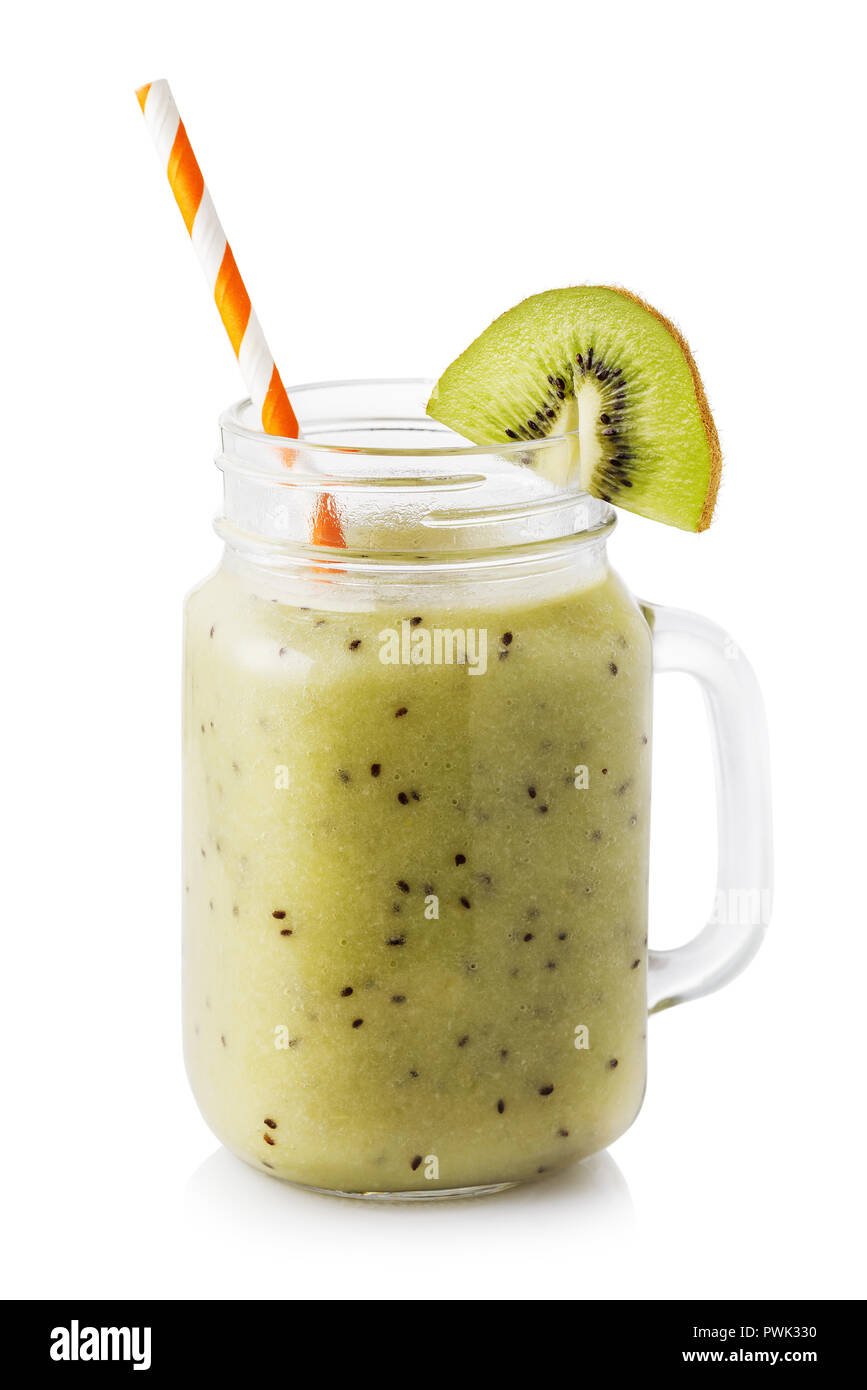 Smoothies im Glas von Kiwis auf weißem Hintergrund zubereitet Stockfoto