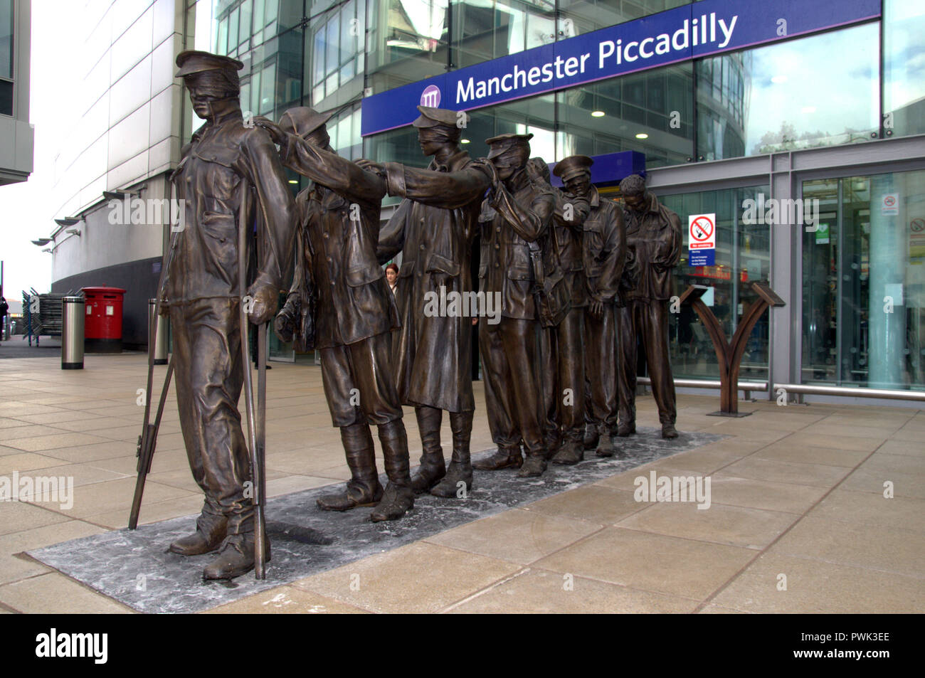 Manchester, Großbritannien. 16. Oktober, 2018. Kennzeichnung der 100-Jahrfeier der zum Ende des ersten Weltkrieges, eine Statue von sieben Soldaten geblendet hat vor dem Haupteingang des Bahnhof Manchester Piccadilly vorgestellt worden. "Sieg über Blindheit' wurde es von der militärischen Liebe blind Veteranen UK in Auftrag gegeben. Die ursprüngliche Skulptur wurde von Künstler und Bildhauer Johanna Domke-Guyot konzipiert. Credit: Terry Waller Alamy leben Nachrichten Stockfoto