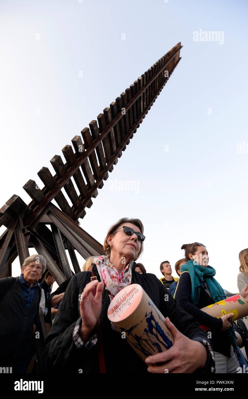 Prag, Tschechische Republik. 16 Okt, 2018. Öffentliche Kundgebung Drumming für Bubny zum Jahrestag der ersten Jüdischen WWII Transport von Prag fand an bubny Bahnhof, Prag, Tschechische Republik, 16. Oktober 2018. Auf dem Foto gibt es eine große Skulptur von Ales Vesely, geformt wie eine Schiene in Richtung Himmel, das ist auch ein Symbol für die Jakobsleiter in Prag der verstorbene Bubny Bahnhof, von denen jüdische Transporte im Zweiten Weltkrieg zog und das ist eine Stille Denkmal zur Erinnerung an die Opfer des Holocaust zu werden installiert wurde. Credit: Katerina Sulova/CTK Photo/Alamy leben Nachrichten Stockfoto