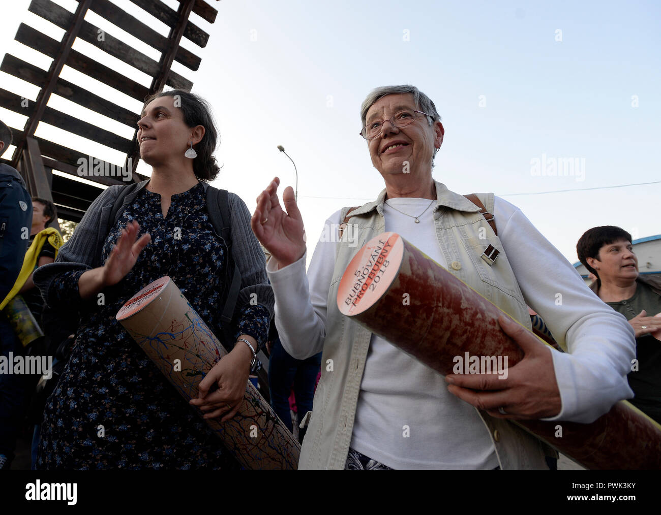Prag, Tschechische Republik. 16 Okt, 2018. Öffentliche Kundgebung Drumming für Bubny zum Jahrestag der ersten Jüdischen WWII Transport von Prag fand an bubny Bahnhof, Prag, Tschechische Republik, 16. Oktober 2018. Auf dem Foto gibt es eine große Skulptur von Ales Vesely, geformt wie eine Schiene in Richtung Himmel, das ist auch ein Symbol für die Jakobsleiter in Prag der verstorbene Bubny Bahnhof, von denen jüdische Transporte im Zweiten Weltkrieg zog und das ist eine Stille Denkmal zur Erinnerung an die Opfer des Holocaust zu werden installiert wurde. Credit: Katerina Sulova/CTK Photo/Alamy leben Nachrichten Stockfoto