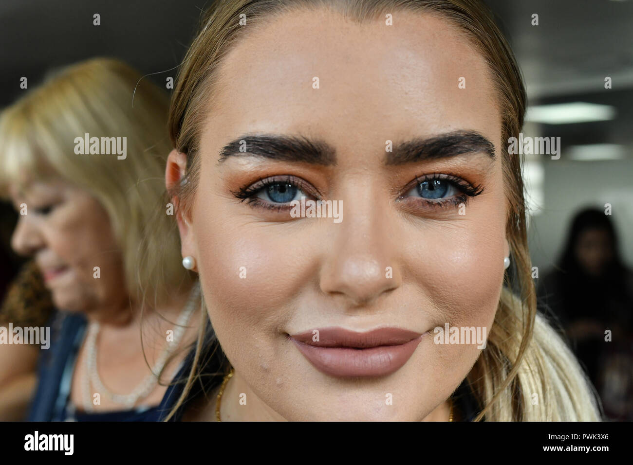 London, Großbritannien. 16. Oktober, 2018. Amy Christophers besucht Brigits Bäckerei Gastgeber ihre Pink Ribbon Nachmittagstee in der Pink Ribbon Foundation, London, UK. 16. Oktober 2018. Bild Capital/Alamy leben Nachrichten Stockfoto