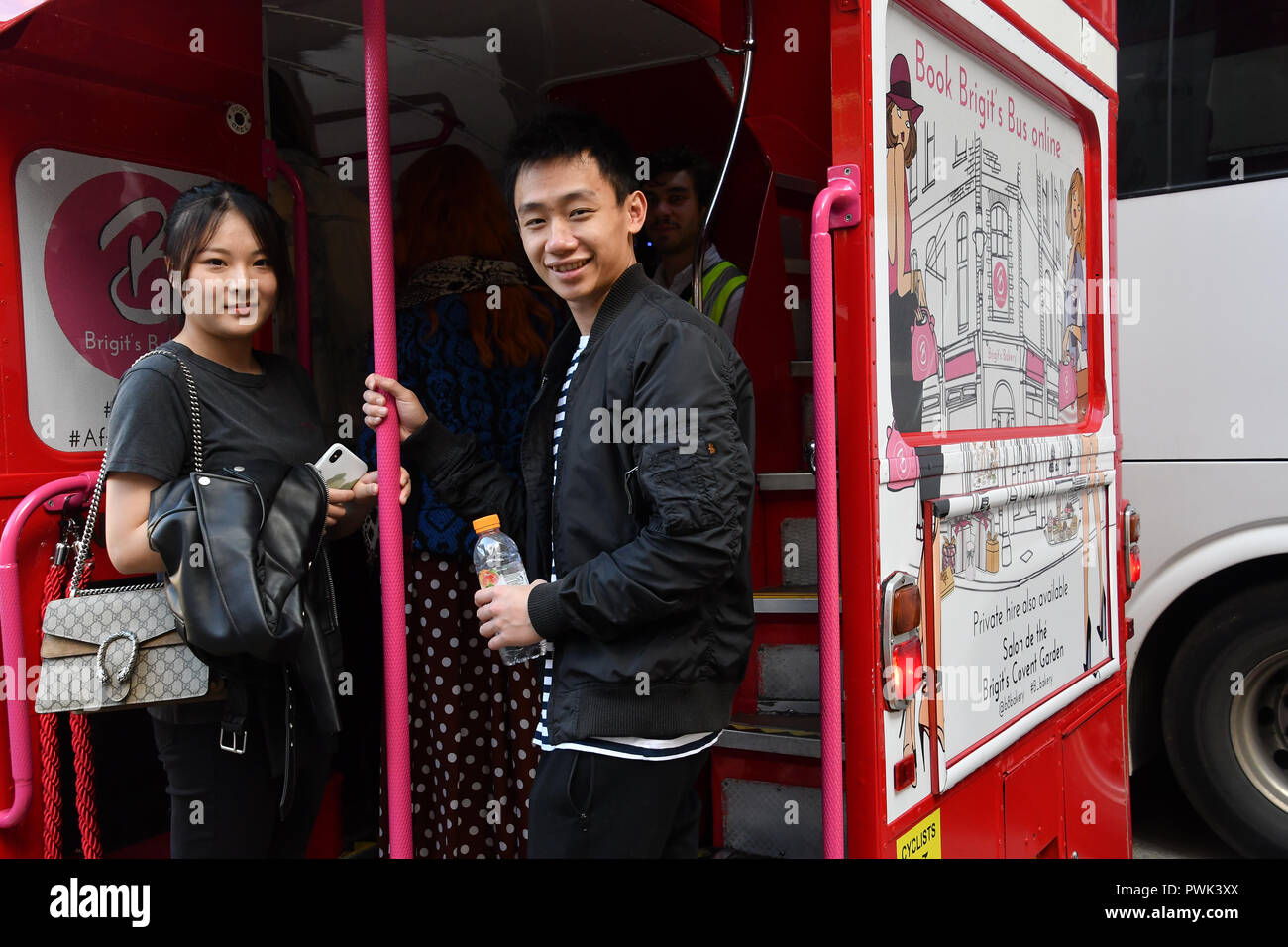 London, Großbritannien. 16. Oktober, 2018. Brigits Bäckerei Gastgeber ihre Pink Ribbon Nachmittagstee in der Pink Ribbon Foundation, London, UK. 16. Oktober 2018. Bild Capital/Alamy leben Nachrichten Stockfoto