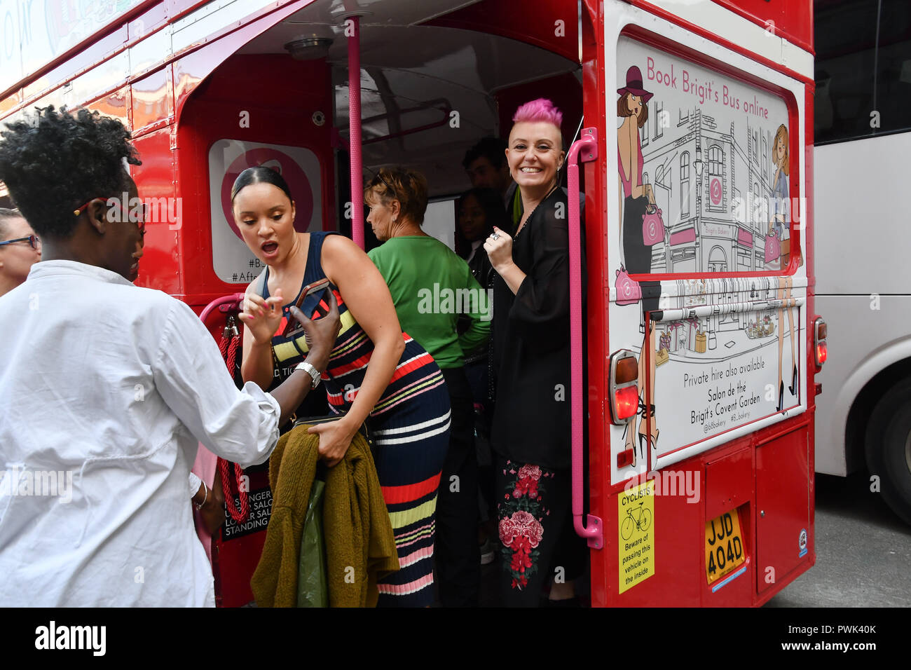 London, Großbritannien. 16. Oktober, 2018. Brigits Bäckerei Gastgeber ihre Pink Ribbon Nachmittagstee in der Pink Ribbon Foundation, London, UK. 16. Oktober 2018. Bild Capital/Alamy leben Nachrichten Stockfoto