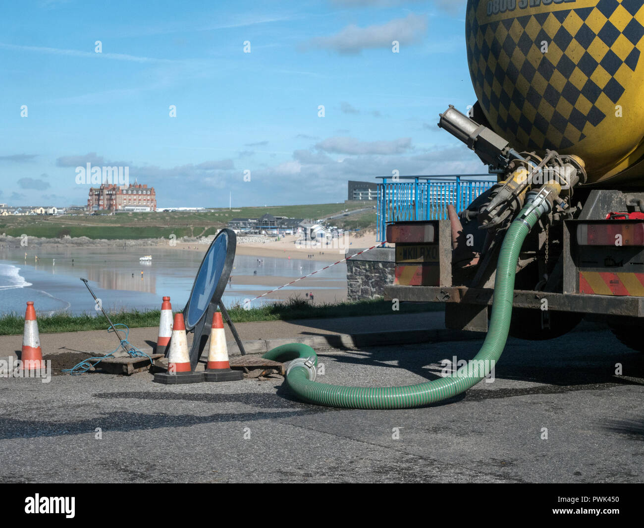 Newquay, Cornwall, England. 16. Oktober, 2018. Verschmutzung im Premier surfen Lage in Großbritannien. Abwässer aus einer Störung an der Südwestlichen Gewässer Fistral Süden Pumpstation floss über Pentire öffentliches Grün waschen Teil der Klippe entfernt vor der Einmündung in den Ozean bei Fistral Beach, Umwelt Gruppe Surfer gegen Abwasser beraten 48 Stunden, bevor sie in das Wasser. Credit: Robert Taylor/Alamy leben Nachrichten Stockfoto