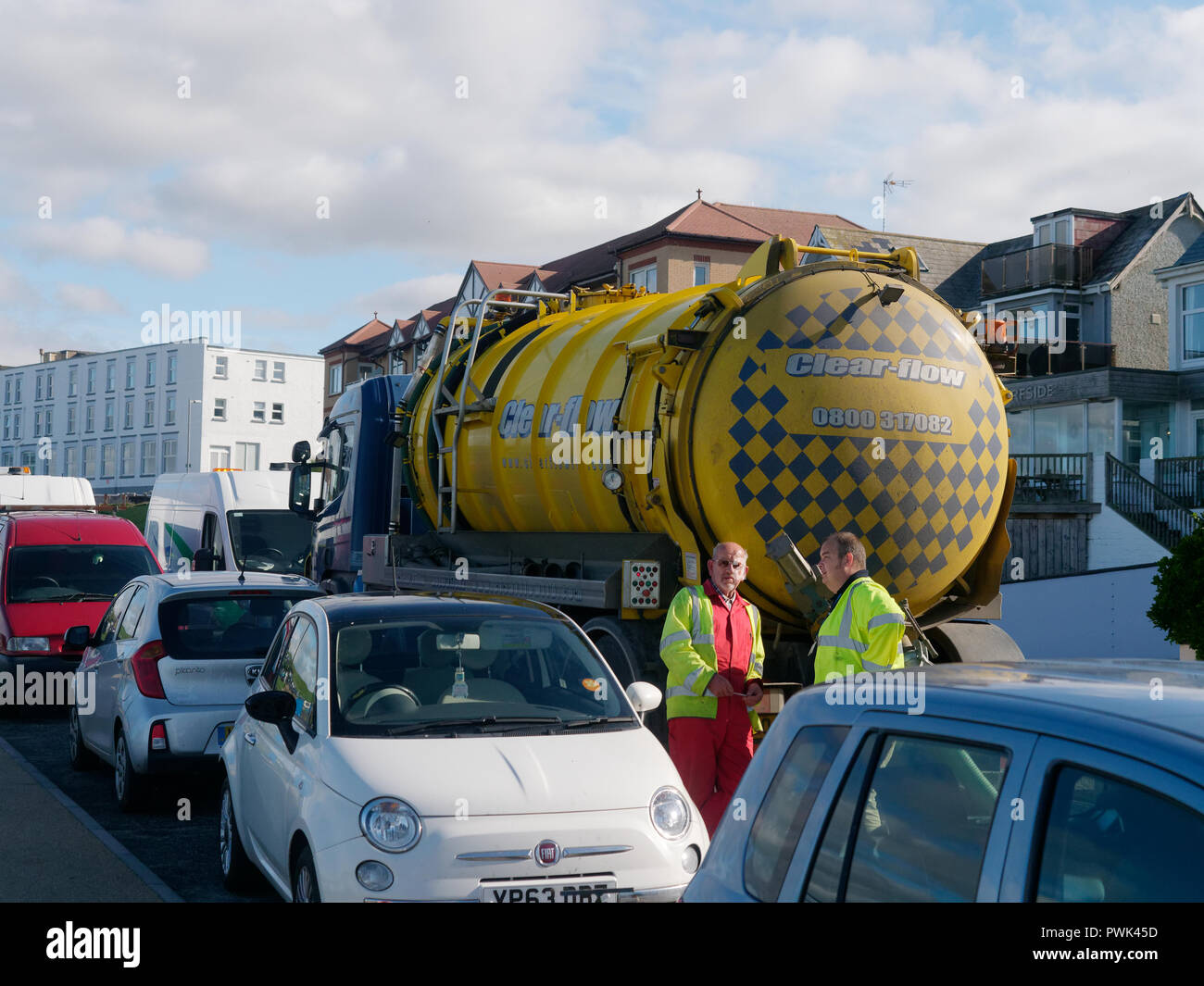 Newquay, Cornwall, England. 16. Oktober, 2018. Verschmutzung im Premier surfen Lage in Großbritannien. Abwässer aus einer Störung an der Südwestlichen Gewässer Fistral Süden Pumpstation floss über Pentire öffentliches Grün waschen Teil der Klippe entfernt vor der Einmündung in den Ozean bei Fistral Beach, Umwelt Gruppe Surfer gegen Abwasser beraten 48 Stunden, bevor sie in das Wasser. Credit: Robert Taylor/Alamy leben Nachrichten Stockfoto