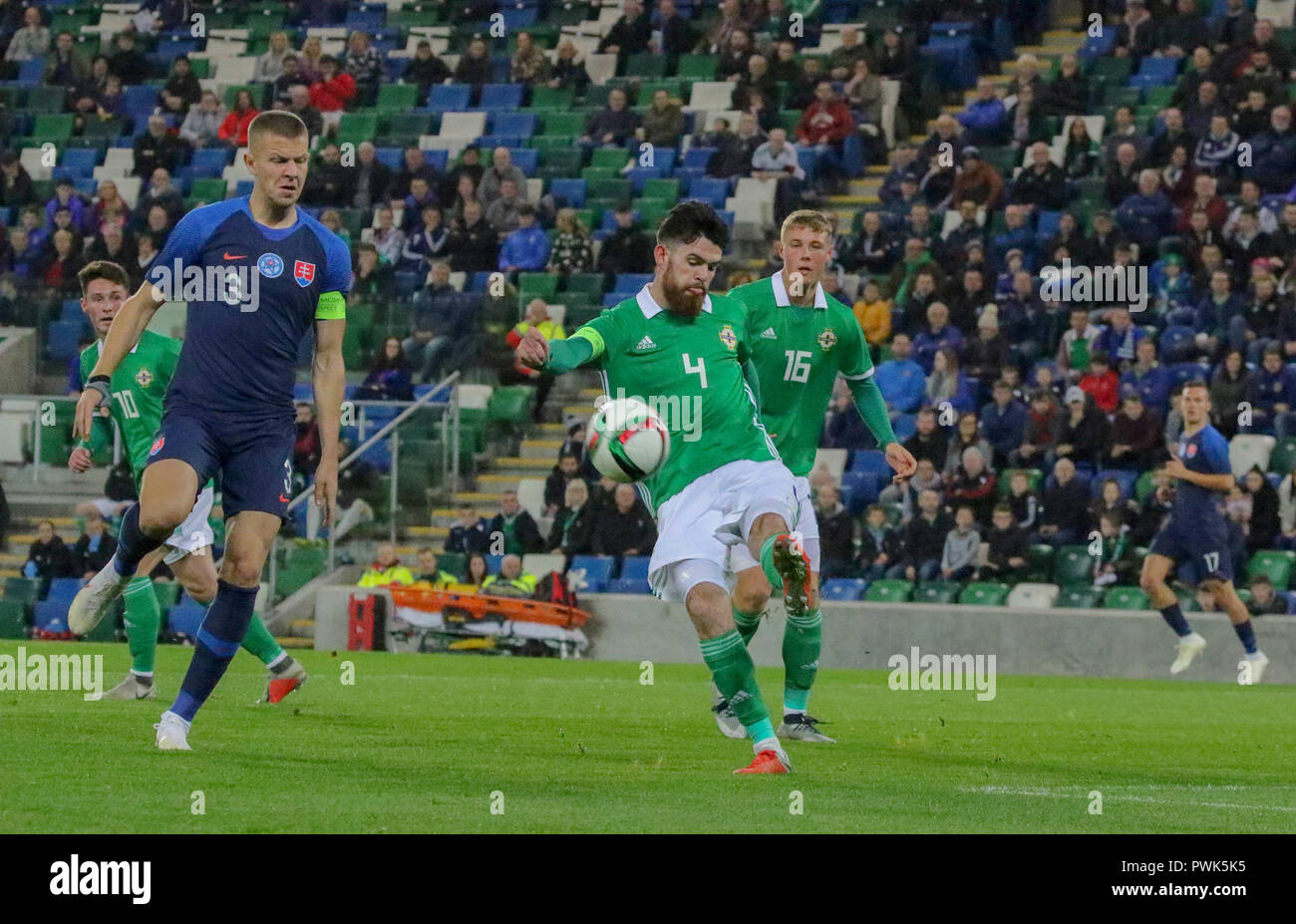 Belfast, Nordirland UK. 16. Oktober 2018. Internationaler Fußball - 2019 UEFA unter 21 WM Qualifikation - Gruppe 2 - Nordirland gegen die Slowakei. Nordirland Kapitän Liam Donnelly (4) löscht). Quelle: David Hunter/Alamy Leben Nachrichten. Stockfoto