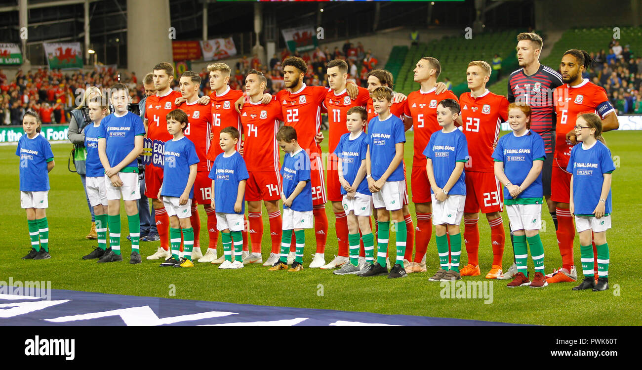 Die Irische Mannschaft Stellt Sich Vor Dem Anpfiff Auf Stockfotos und