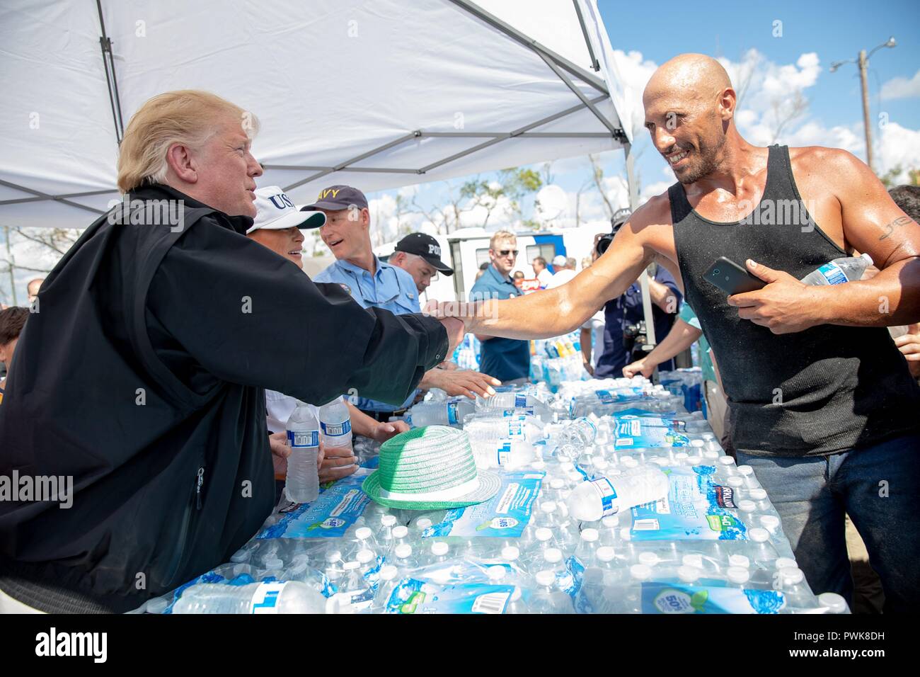 Panama City, Florida, USA. 15. Oktober 2018. Us-Präsident Donald Trump, erste Dame Melania Trump und Florida reg. Rick Scott Pass aus Flaschen Wasser für die Opfer des Hurrikans Michael Oktober 15, 2018 in Lynn Haven, Florida. Credit: Planetpix/Alamy leben Nachrichten Stockfoto