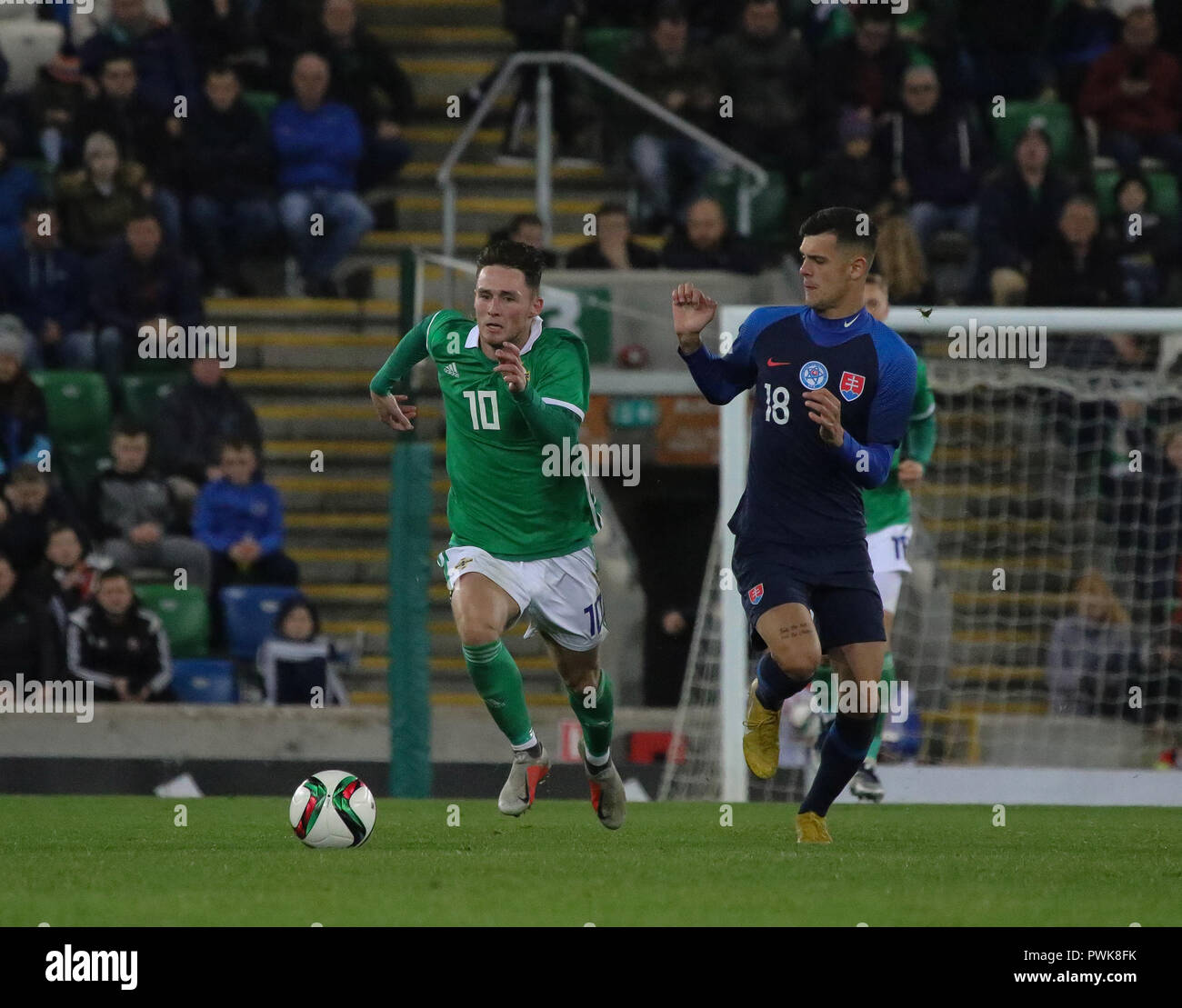 Belfast, Nordirland UK. 16. Oktober 2018. Internationaler Fußball - 2019 UEFA unter 21 WM Qualifikation - Gruppe 2 - Nordirland gegen die Slowakei. Jordan Thompson (10 - Nordirland), die in Aktion heute Abend. Quelle: David Hunter/Alamy Leben Nachrichten. Stockfoto