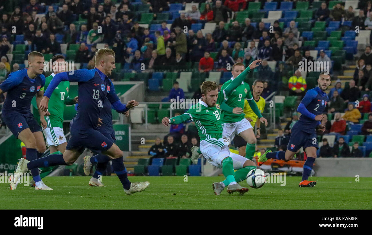 Belfast, Nordirland UK. 16. Oktober 2018. Internationaler Fußball - 2019 UEFA unter 21 WM Qualifikation - Gruppe 2 - Nordirland gegen die Slowakei. Alistair Roy (18) erhält einen Schuß auf Ziel für Nordirland, Kredit: David Hunter/Alamy Leben Nachrichten. Stockfoto