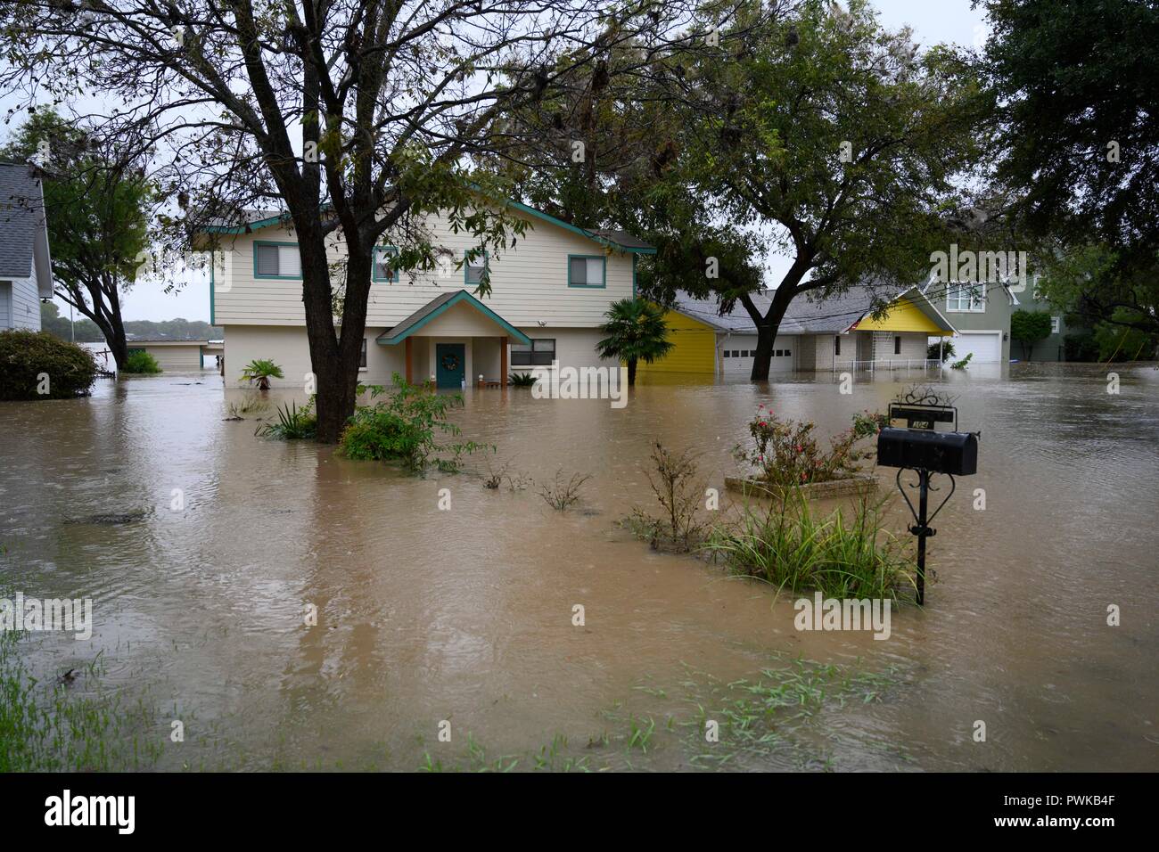 Schwere Regenfälle in der Texas Hill Country verursachen Überschwemmungen auf See LBJ, mit Schlamm und Schutt gefüllten Wasser überschwemmen Seeseitehäuser Stockfoto