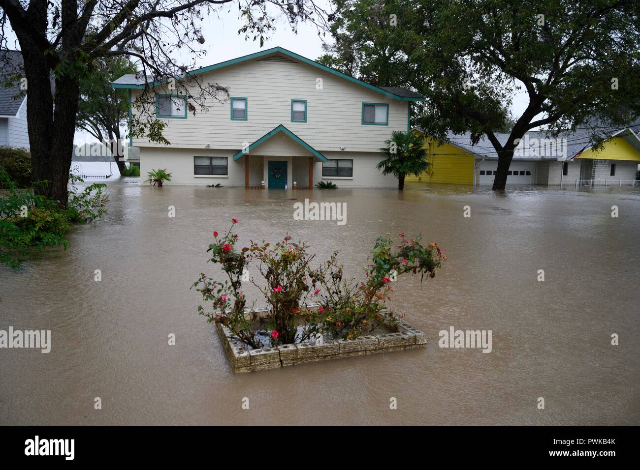 Schwere Regenfälle in der Texas Hill Country verursachen Überschwemmungen auf See LBJ, mit Schlamm und Schutt gefüllten Wasser überschwemmen Seeseitehäuser Stockfoto