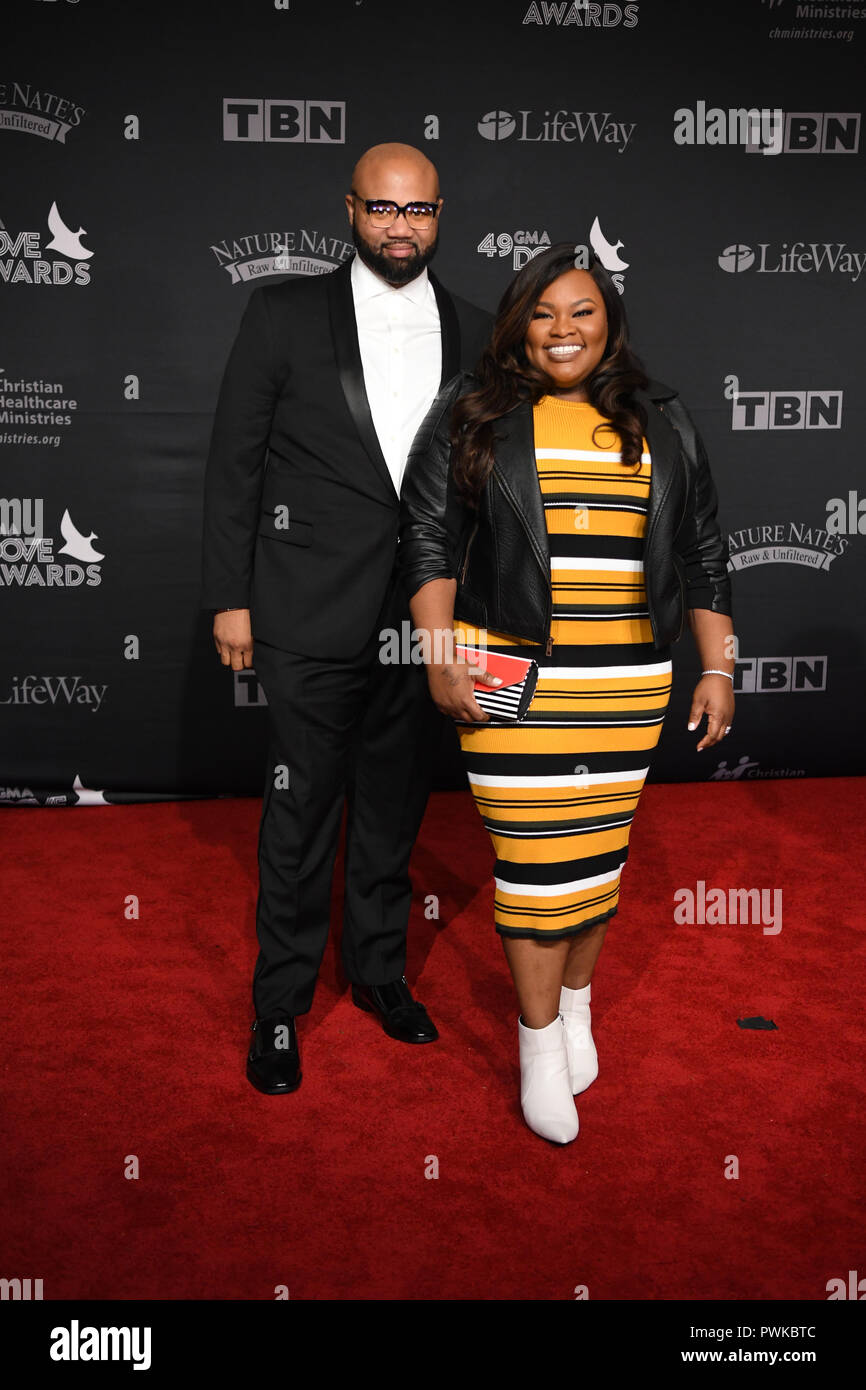 Nashville, USA. 16. Okt 2018. Tosha Cobbs und Ehemann auf dem roten Teppich auf der 49. jährlichen Dove Awards in Lipscomb Universität in Nashville, Tennessee am 16. Oktober 2018. - Foto: Marty Jean-Louis Credit: Marty Jean-Louis/Alamy leben Nachrichten Stockfoto