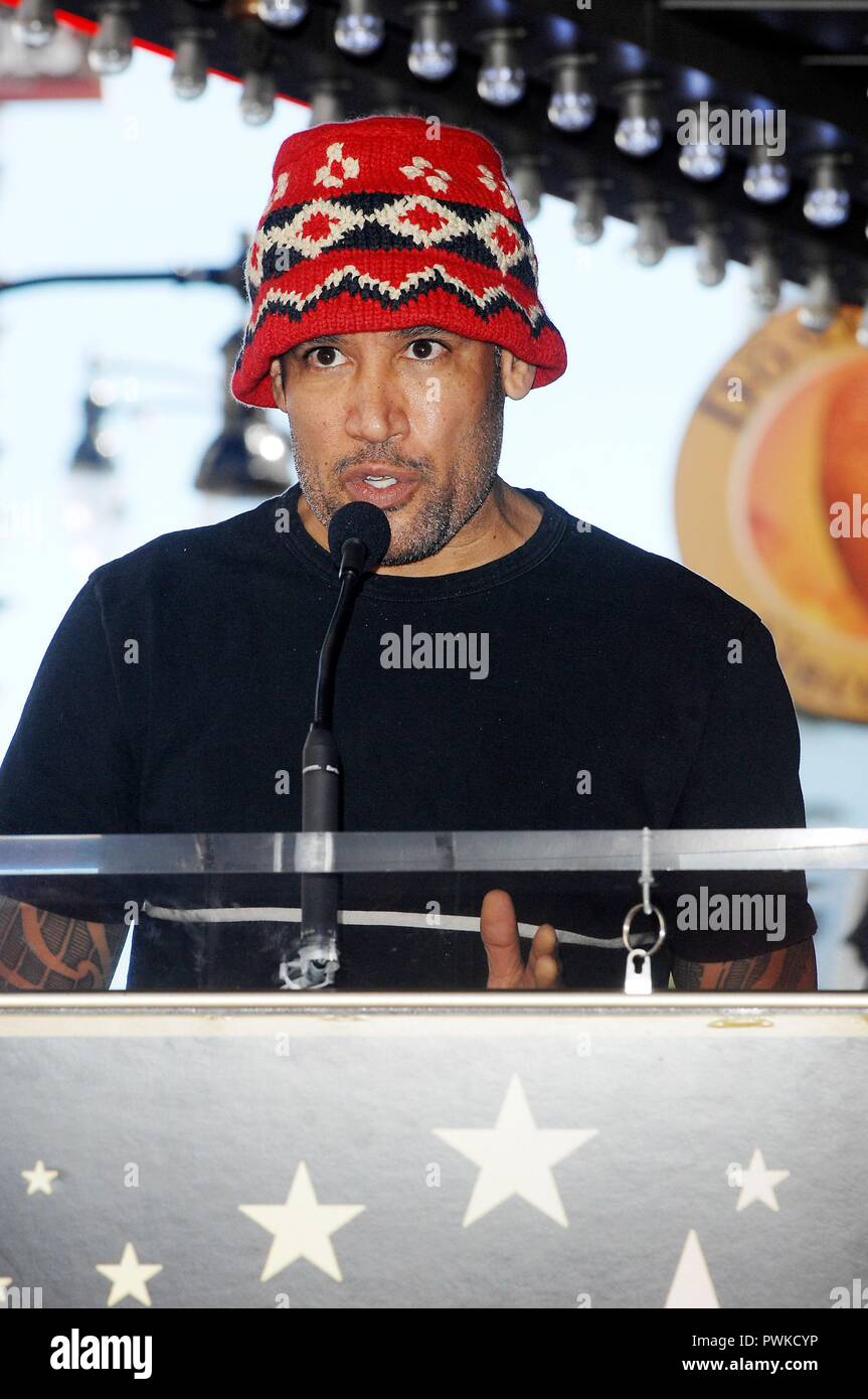 Los Angeles, CA, USA. 16 Okt, 2018. Ben Harper an der Induktion Zeremonie für Stern auf dem Hollywood Walk of Fame für Sir Richard Branson, Hollywood Boulevard, Los Angeles, CA 16. Oktober 2018. Quelle: Michael Germana/Everett Collection/Alamy leben Nachrichten Stockfoto