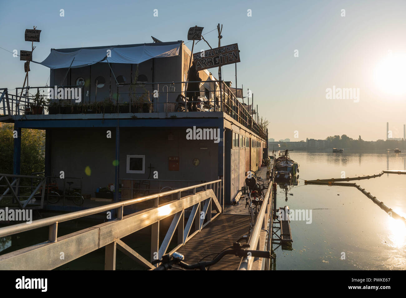 Berlin, Deutschland. 17 Okt, 2018. Die Jugend Sportboote ''Freibeuter'' an der Rummelsburger Bucht gesehen, wie sie von den Aktivisten am vergangenen Montag besetzt wurde, nachdem es formal ging zurück zu dem Bezirksamt Friedrichshain-Kreuzberg. Um 9 Uhr heute, die Tolerierung der Insassen, die durch den Bau der Rat erklärt, endet. Quelle: Markus Heine/SOPA Images/ZUMA Draht/Alamy leben Nachrichten Stockfoto