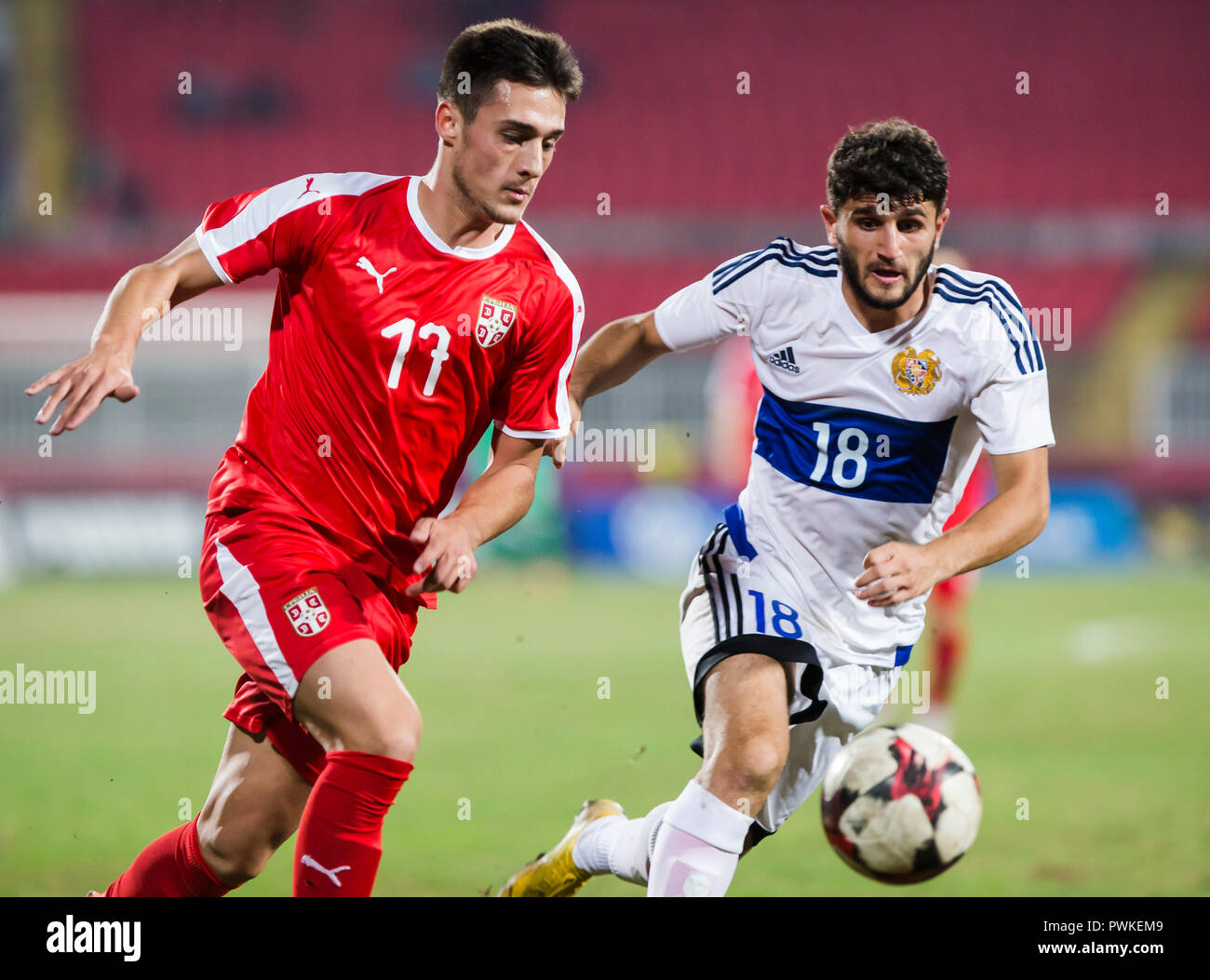 Novi Sad, Serbien. 16. Okt 2018. UEFA-U21-s Fußball-Europameisterschaft: Serbien gegen Armenien, Novi Sad, Serbien. strahinja Jovanovic von Serbien nimmt auf Alik Arakelyan von Armenien Credit: Nikola Krstic/Alamy leben Nachrichten Stockfoto