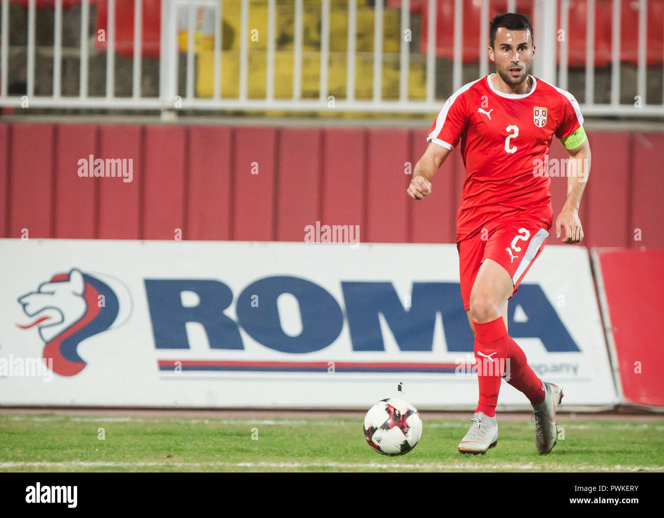 Novi Sad, Serbien. 16. Okt 2018. UEFA-U21-s Fußball-Europameisterschaft: Serbien gegen Armenien, Novi Sad, Serbien. Milan Gajic von Serbien kommt nach vorn auf der Kugel Credit: Nikola Krstic/Alamy leben Nachrichten Stockfoto