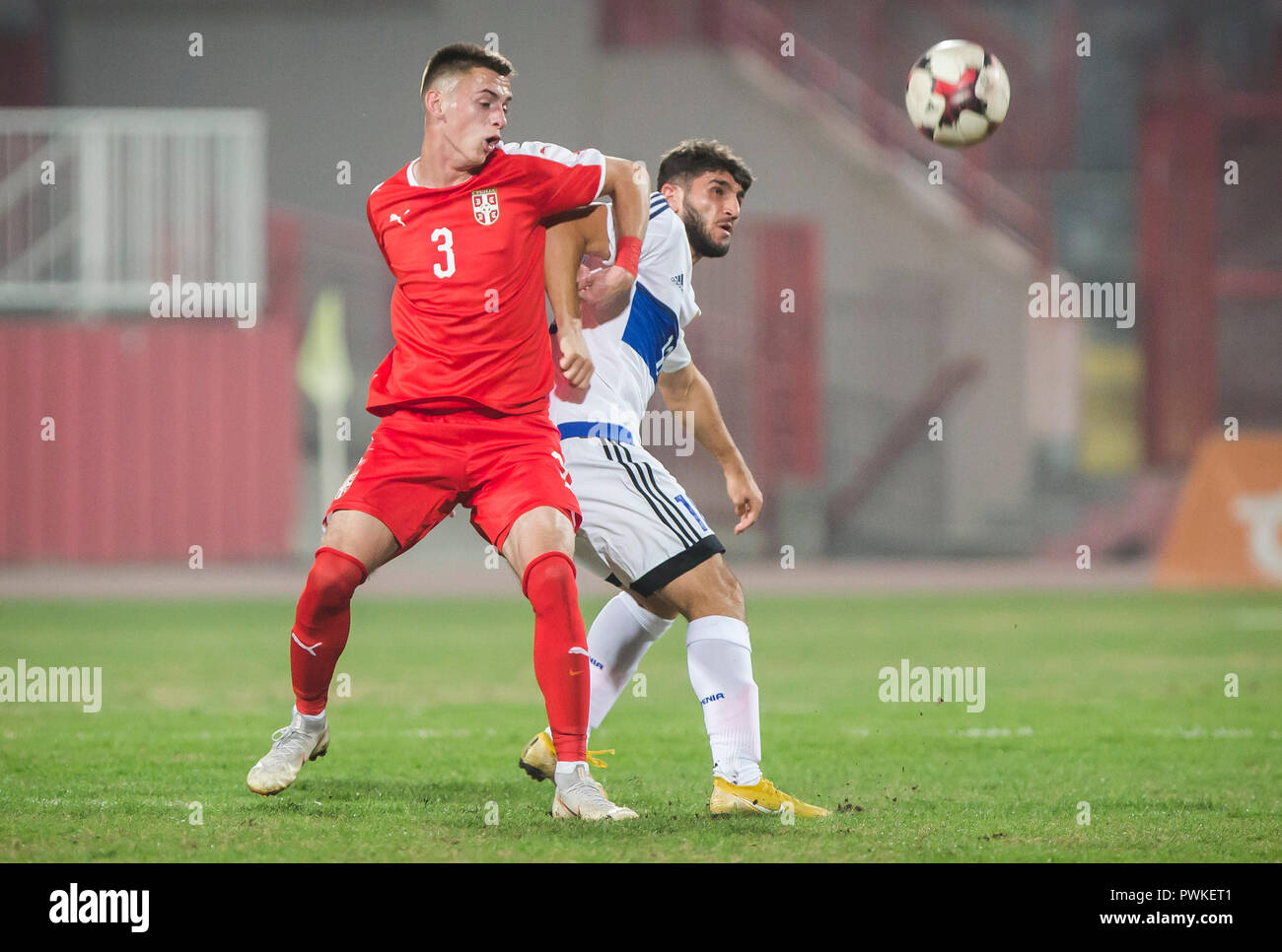 Novi Sad, Serbien. 16. Okt 2018. UEFA-U21-s Fußball-Europameisterschaft: Serbien gegen Armenien, Novi Sad, Serbien. Aleksa Terzic von Serbien Herausforderungen der gegenüberliegenden player Credit: Nikola Krstic/Alamy leben Nachrichten Stockfoto