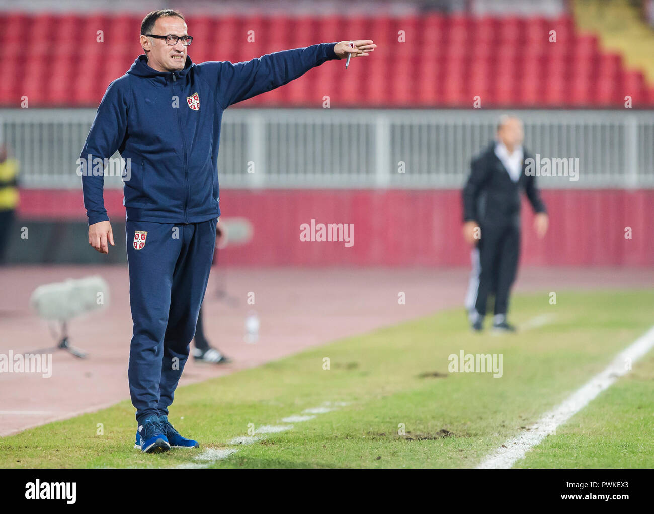 Novi Sad, Serbien. 16. Okt 2018. UEFA-U21-s Fußball-Europameisterschaft: Serbien gegen Armenien, Novi Sad, Serbien. Head Coach Goran Djorovic von Serbien Ratschläge gibt dem Spieler Credit: Nikola Krstic/Alamy leben Nachrichten Stockfoto