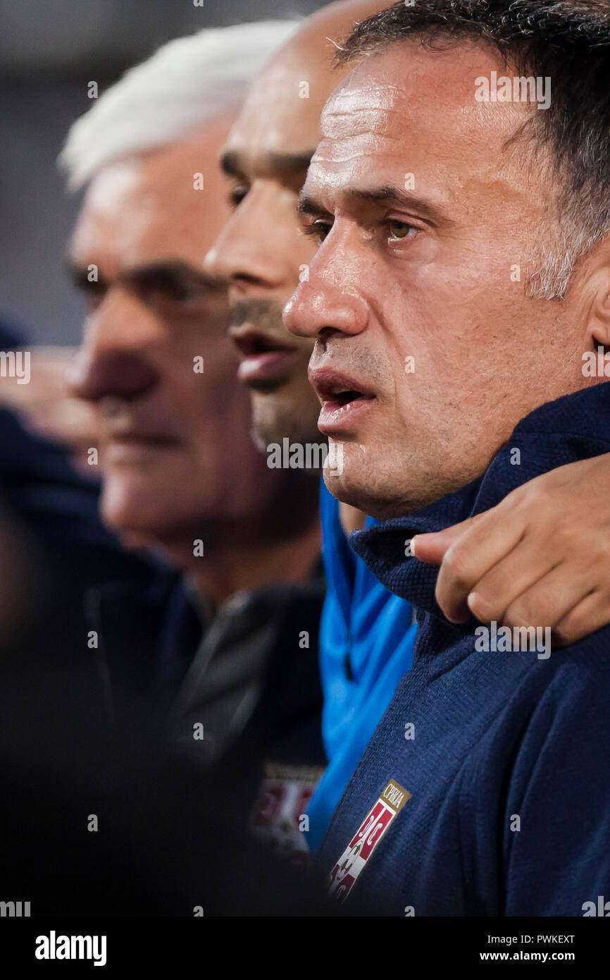 Novi Sad, Serbien. 16. Okt 2018. UEFA-U21-s Fußball-Europameisterschaft: Serbien gegen Armenien, Novi Sad, Serbien. Head Coach Goran Djorovic von Serbien während der Nationalhymne Credit: Nikola Krstic/Alamy leben Nachrichten Stockfoto