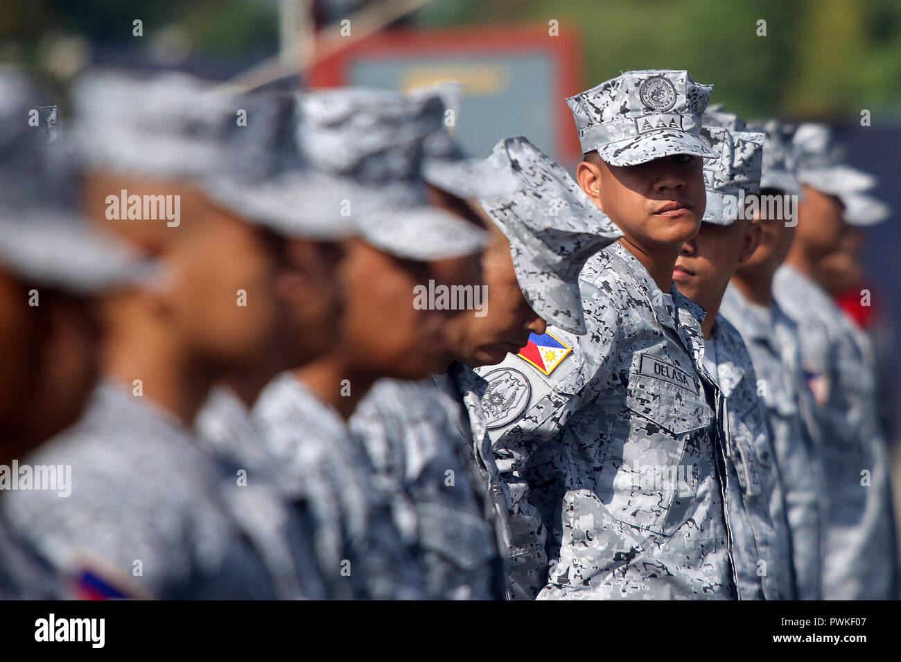 Cavite. 17 Okt, 2018. Philippinische Marine Soldaten stehen in Aufmerksamkeit während der senden - weg von der Zeremonie in einem Marinestützpunkt in Cavite City im Norden der Philippinen, 17. Okt. 2018. Die philippinische Marine wird eine militärische Transportschiff in der bevorstehenden ASEAN-China Maritime militärische Übungen teilnehmen zu senden, eine Marine-Sprecher sagte am Dienstag. Credit: rouelle Umali/Xinhua/Alamy leben Nachrichten Stockfoto