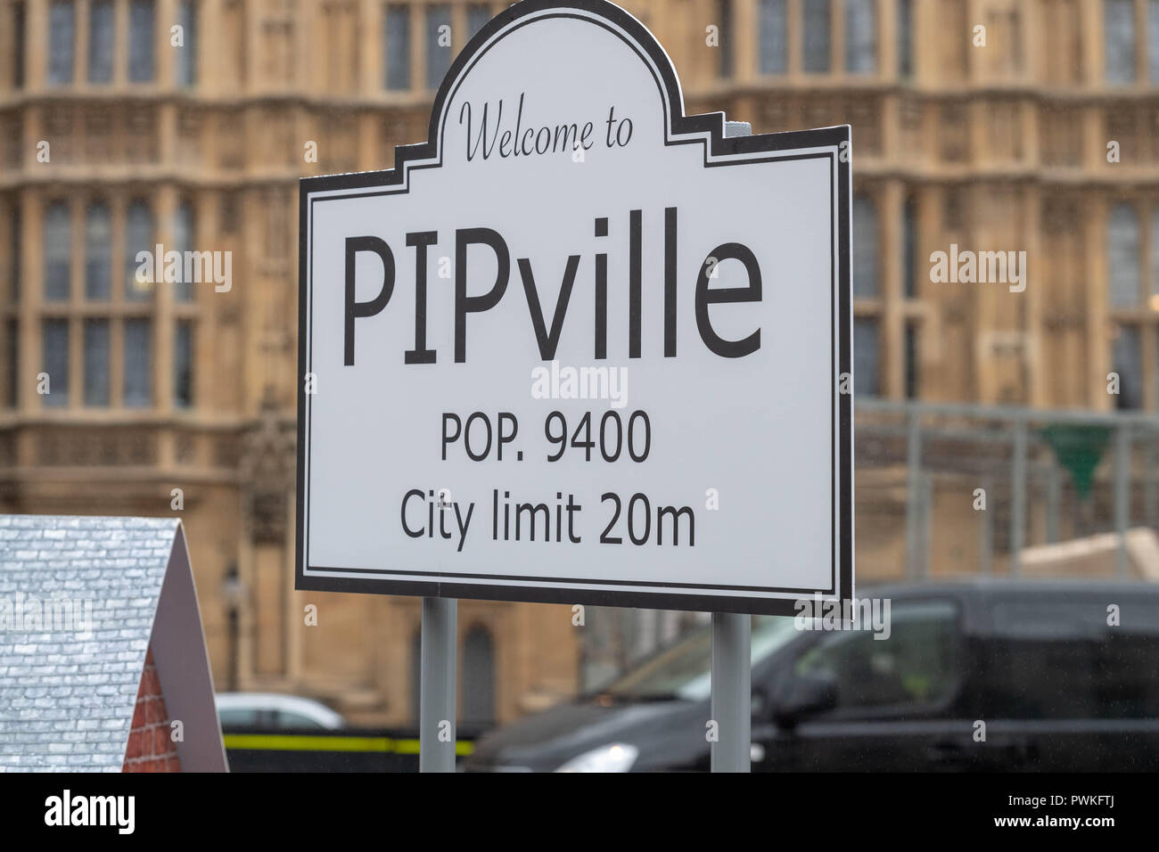 London, 17. Oktober 2018. Ein Protest außerhalb des Parlaments von Menschen mit Multipler Sklerose (MS) gegen eine invaliditätsleistung in der Regel persönliche Unabhängigkeit Zahlung, stripping Menschen ihre Unabhängigkeit. Der Protest wurde aufgerufen, "Gefangen in PIPville Credit Ian Davidson/Alamy leben Nachrichten Stockfoto