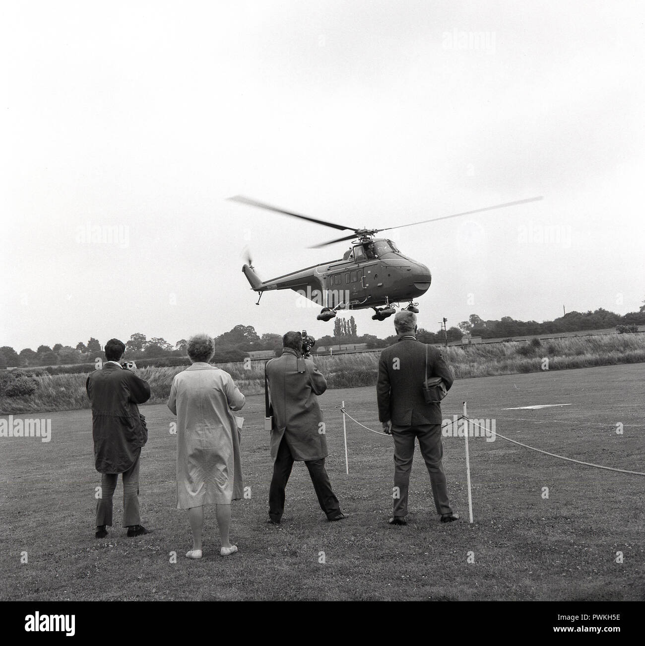1960, die Mitglieder der Presse warten auf die Ankunft der königliche Hubschrauber in Land auf dem Gelände von Stoke Mandeville Hospital, Aylesbury, Bucks, UK, für einen königlichen Besuch von Prinzessin Marina, der Herzogin von Kent. Stockfoto