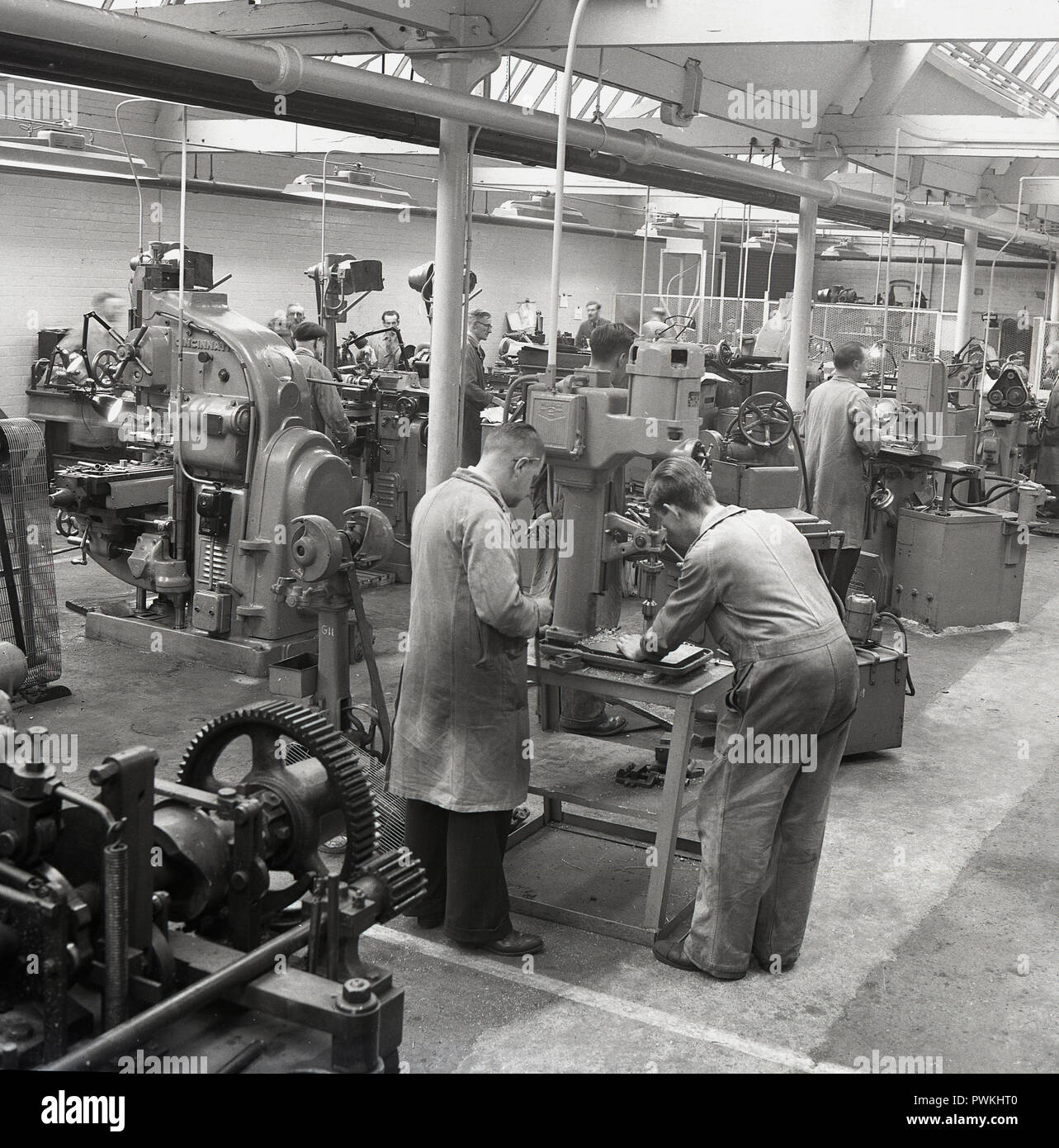 1950 historcal, in einem Metallgehäuse Werkraum in Immer bereit Batterie Fabrik, England, UK. Die Herstellung von Zink-Kohle-Batterien war eine hoch komplexe, arbeitsintensive Prozess und durch den frühen 60s, die Briten immer bereit, elektrische Firma (GEREK) 12.000 Menschen in mehreren Fabriken in England beschäftigt. Stockfoto