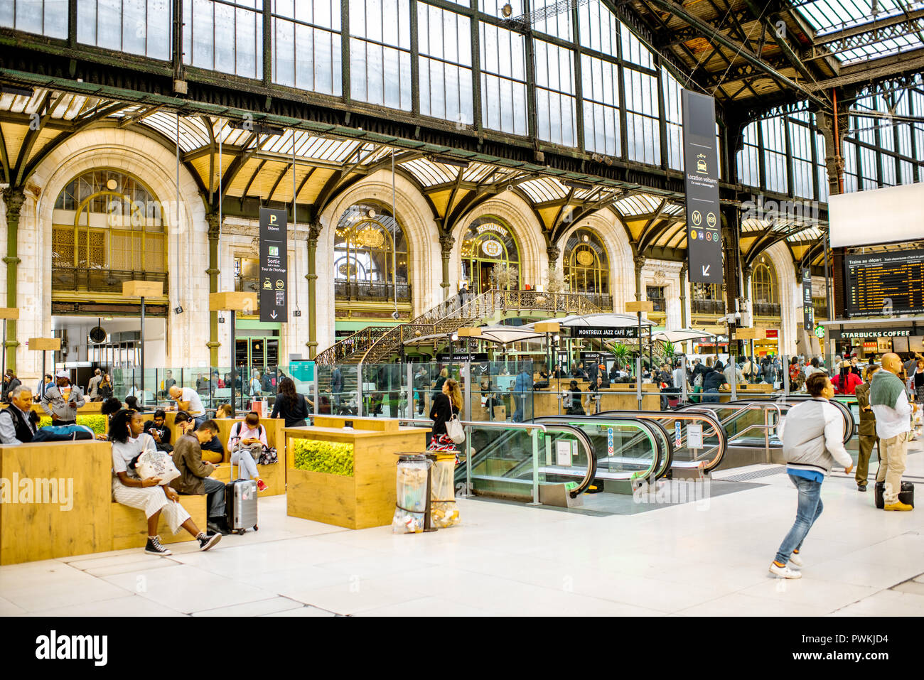 Paris Frankreich 31 August 2018 Halle Der Paris Gare De Lyon Bahnhof Mit Menschen Zuhause Uberfullt Stockfotografie Alamy