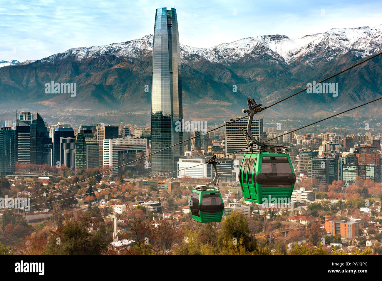 Seilbahn in San Cristóbal, mit Blick auf ein Panorama von Santiago de Chile Stockfoto