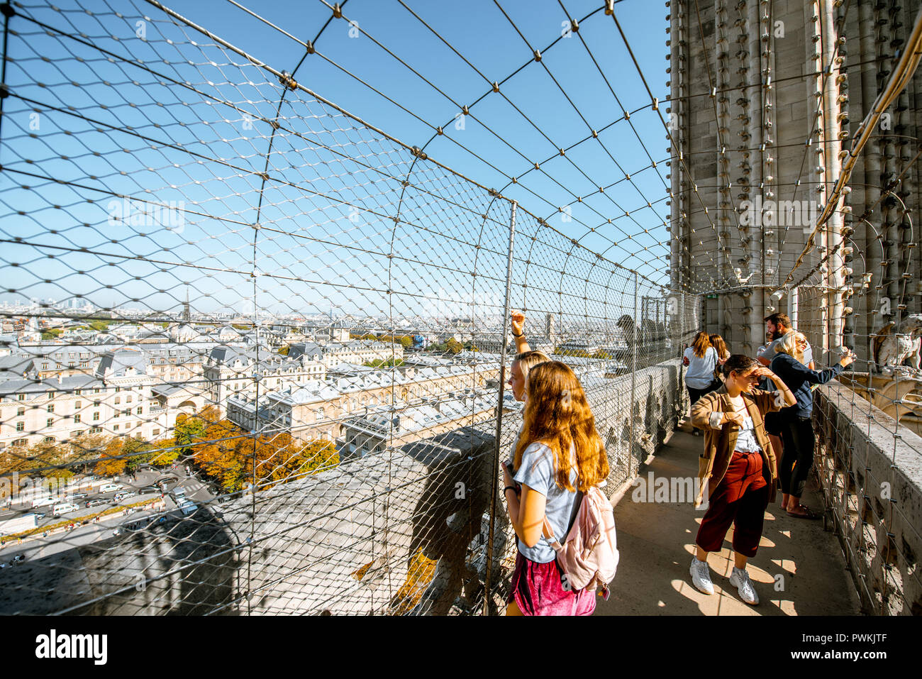 PARIS, Frankreich - 01 September, 2018: Viewpoint Terrasse auf der Spitze der Kathedrale Notre-Dame mit Touristen in Paris Stockfoto