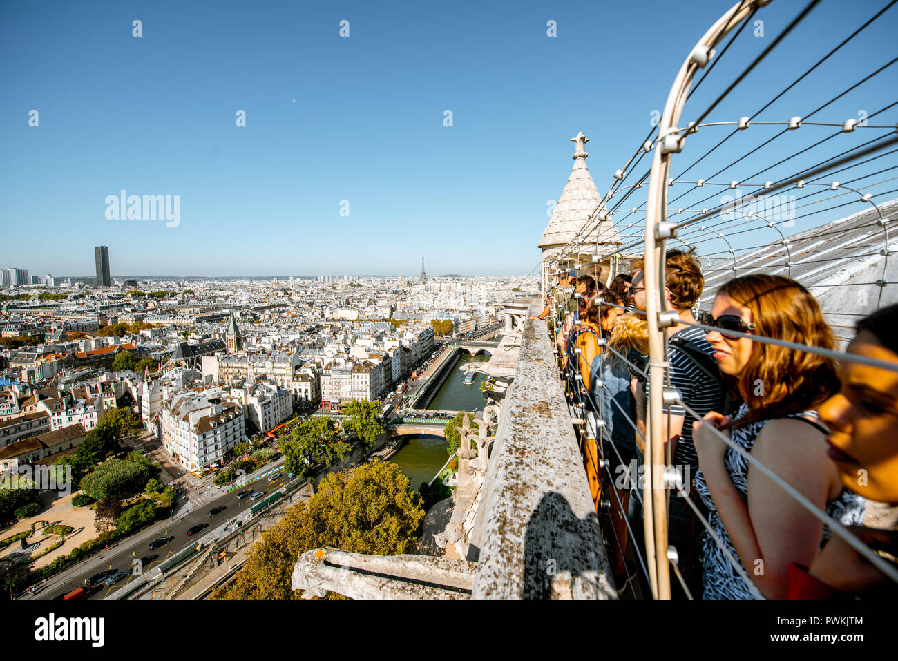 PARIS, Frankreich - 01 September, 2018: Viewpoint Terrasse auf der Spitze der Kathedrale Notre-Dame mit Touristen in Paris Stockfoto