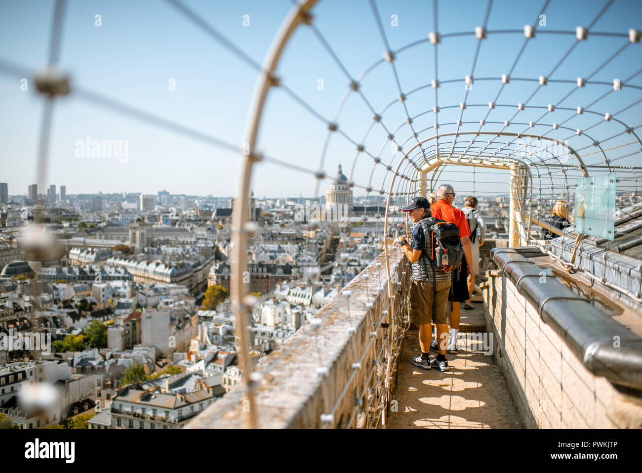 PARIS, Frankreich - 01 September, 2018: Viewpoint Terrasse auf der Spitze der Kathedrale Notre-Dame mit Touristen in Paris Stockfoto
