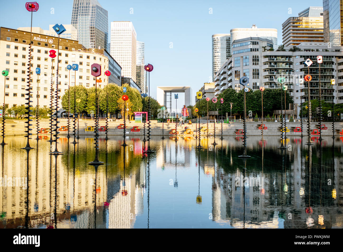 PARIS, Frankreich - September 02, 2018: Morgen Blick auf das Becken von Takis in La Defense Financial District in Paris Stockfoto