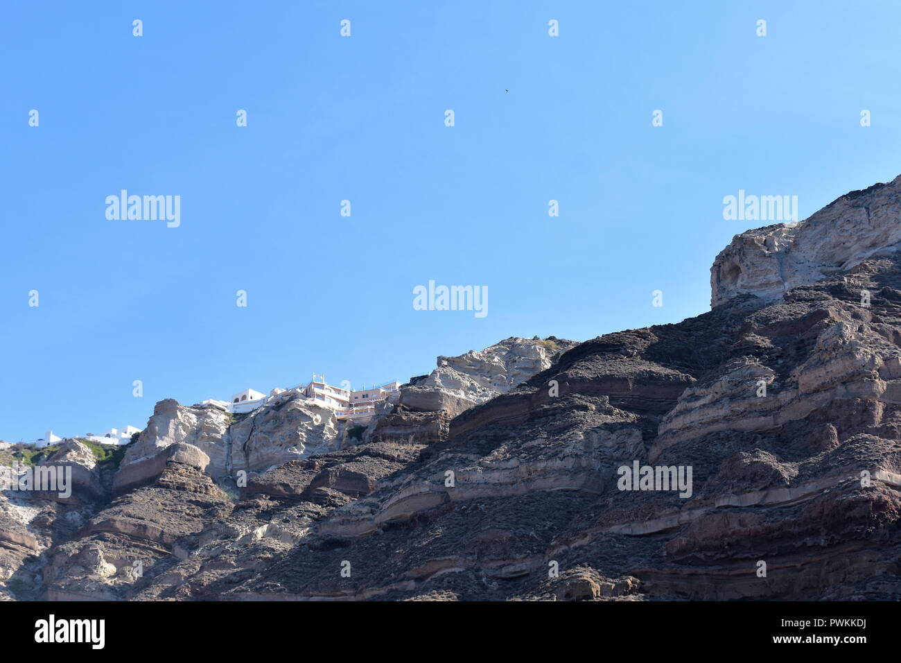 Griechenland, der Insel Santorini. Die Steilwände der Caldera hoch über die Inseln Port Stockfoto