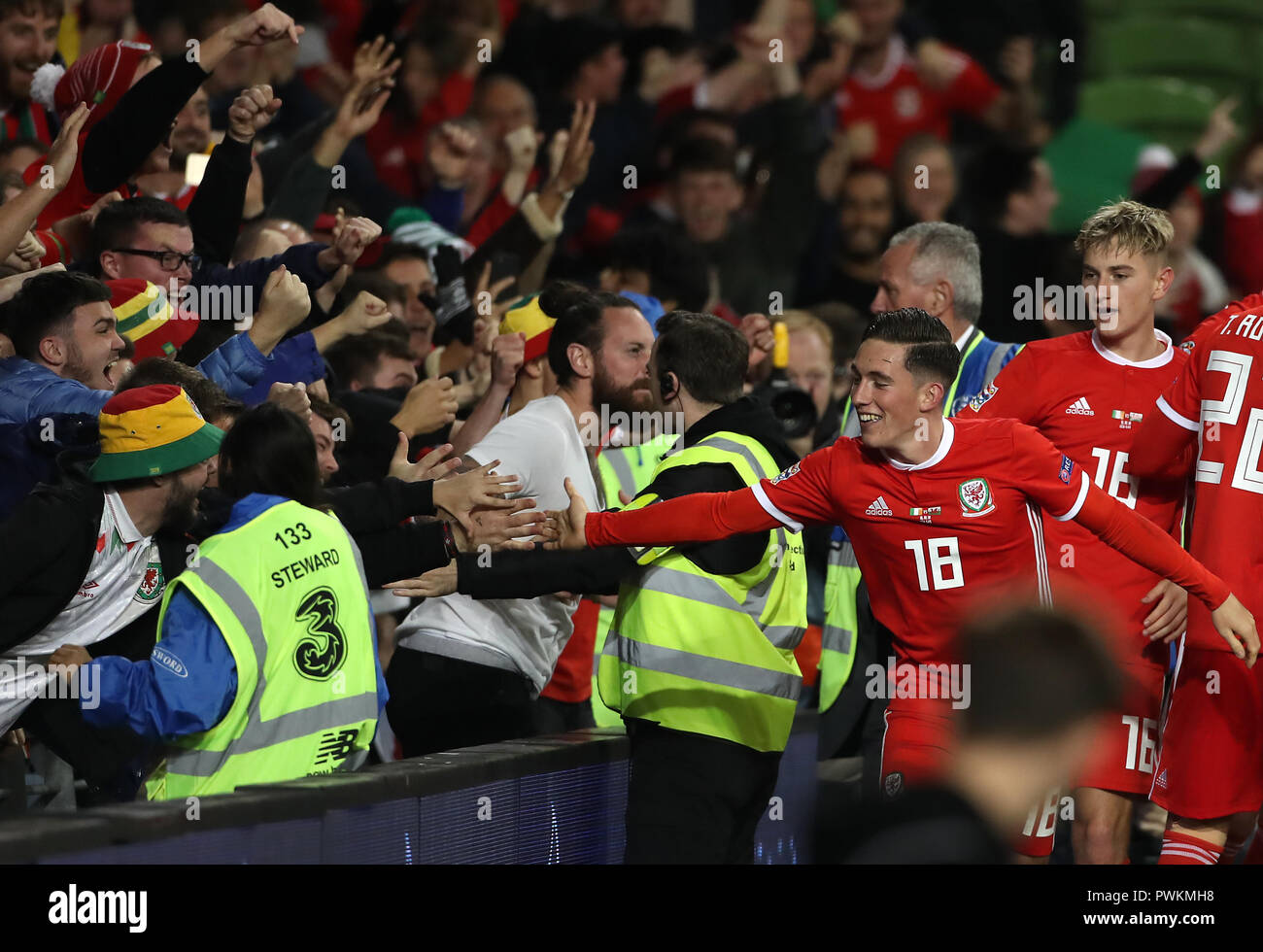 Wales' Harry Wilson (Mitte) feiert zählenden erste Ziel seiner Seite des Spiels mit Teamkollegen während der UEFA Nationen Liga, Liga B, Gruppe 4 match Im Aviva Stadium, Dublin. Stockfoto