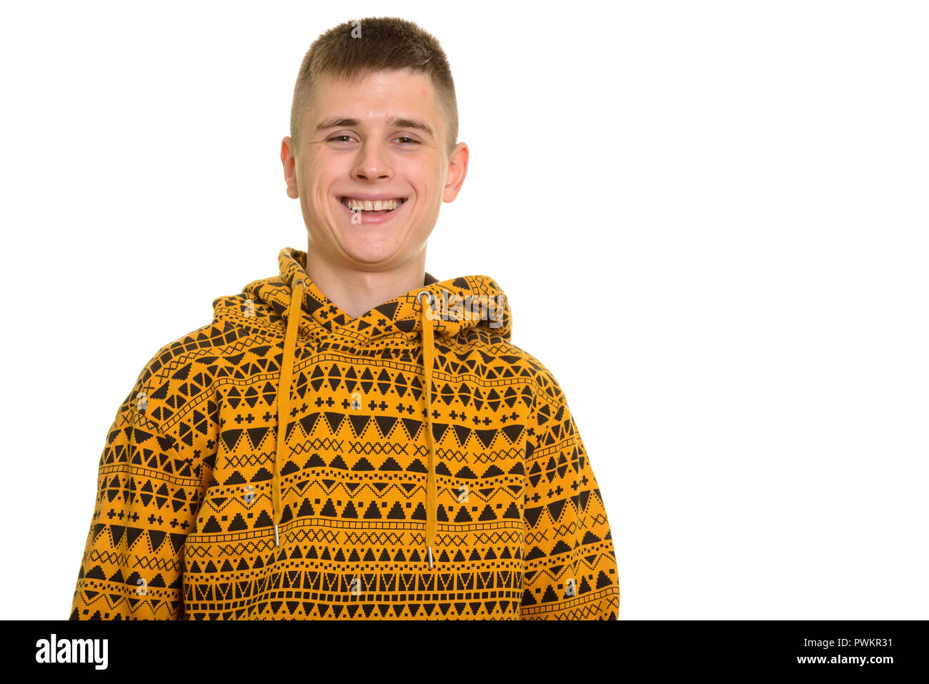 Junge glücklich kaukasischen Mann lächelnd und mit Blick auf die Kamera Stockfoto