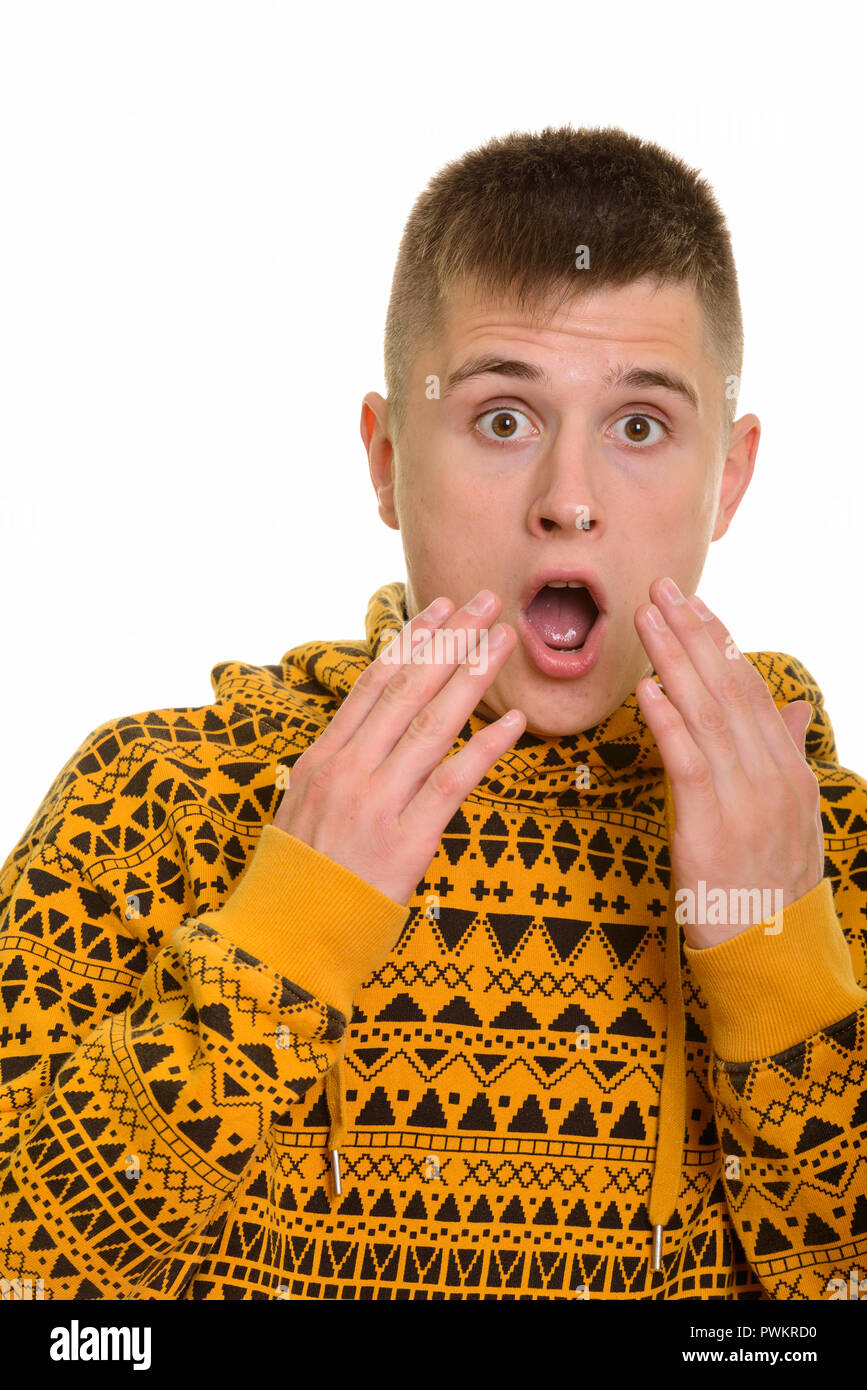 Gesicht der jungen kaukasischen Mann von schockierenden Nachrichten überrascht auf der Suche Stockfoto