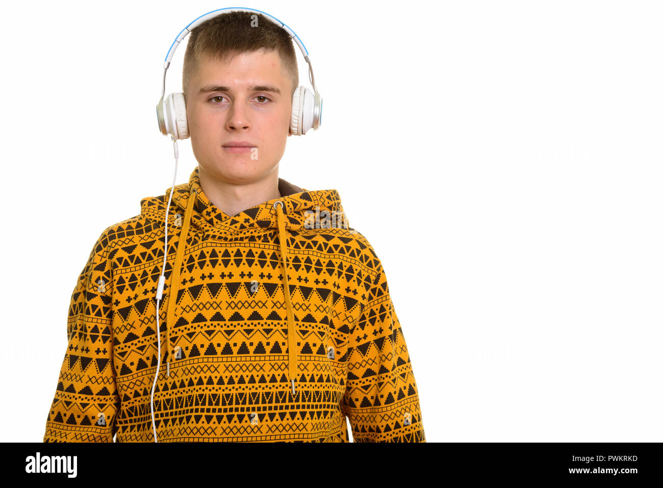 Jungen kaukasischen Mann Hören von Musik über Kopfhörer Stockfoto