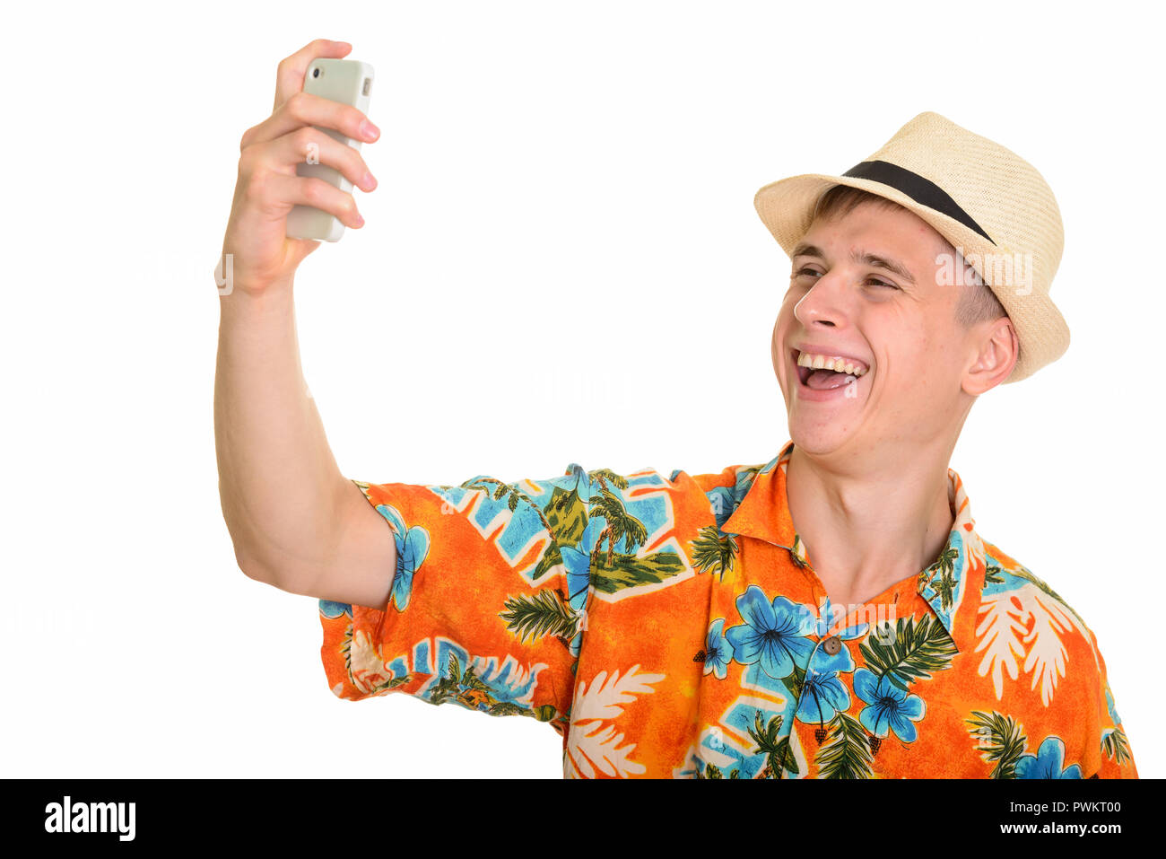 Junge glücklich kaukasischen Mann lächelnd und mit mobilen selfie Stockfoto