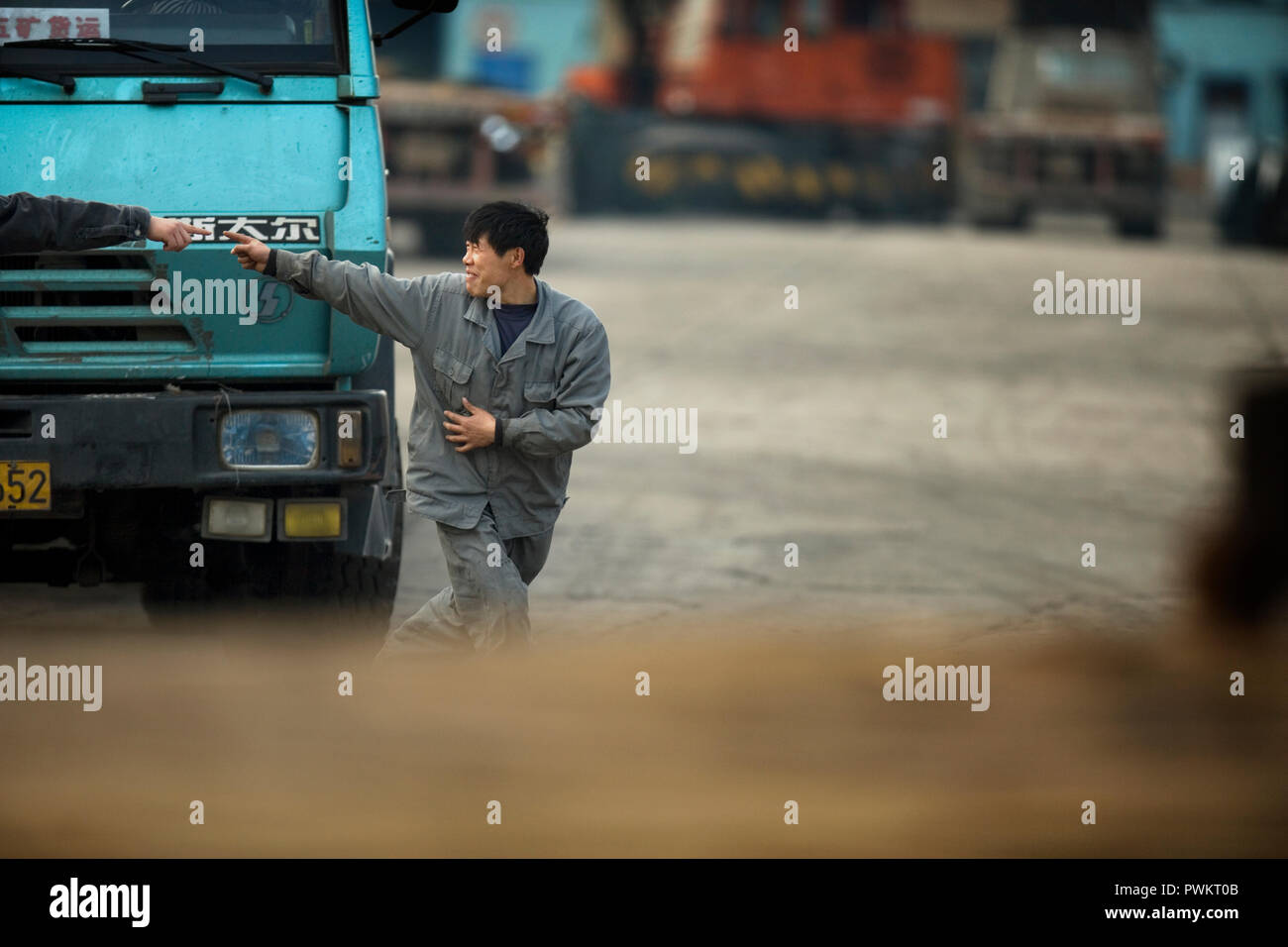 Mitte - erwachsener Mann laufen und zeigen. Stockfoto