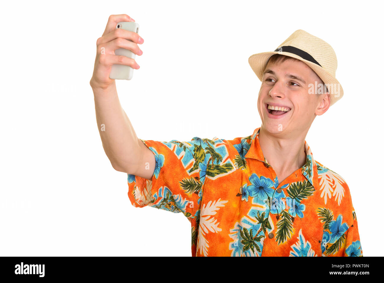 Junge glücklich kaukasischen Mann lächelnd und mit mobilen selfie Stockfoto