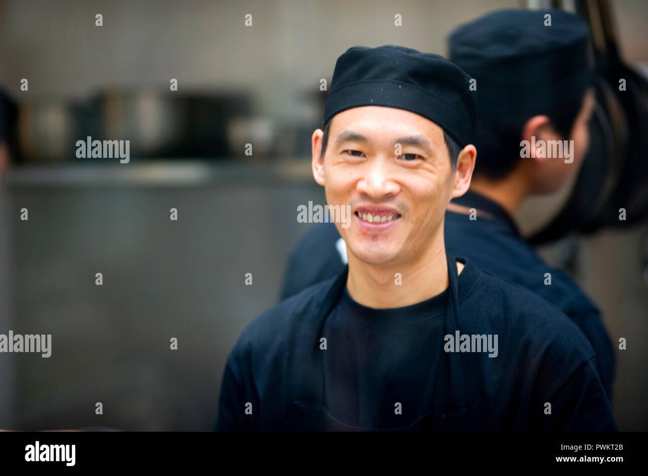 Porträt eines erwachsenen männlichen Küche Arbeitnehmer in einem Restaurant. Stockfoto