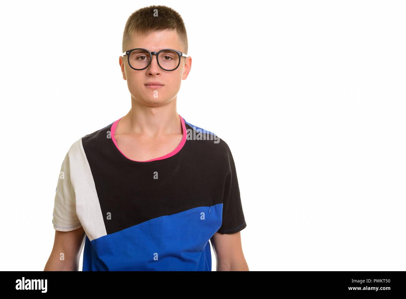 Studio shot der jungen kaukasischen nerd Mann mit Brille Stockfoto