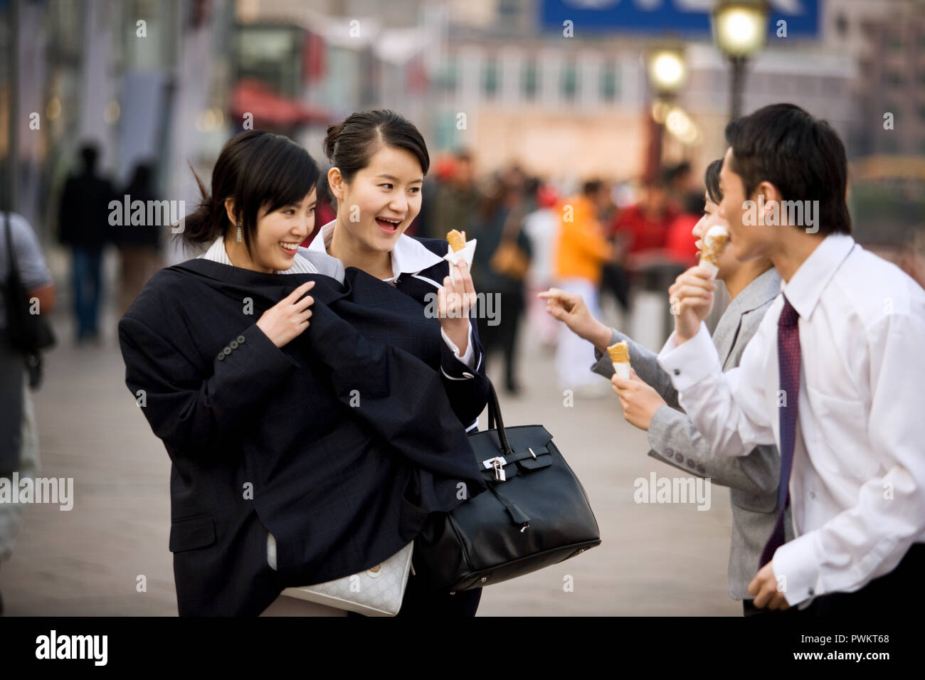 Gruppe von lächelnden jungen Erwachsene holding Eistüten. Stockfoto