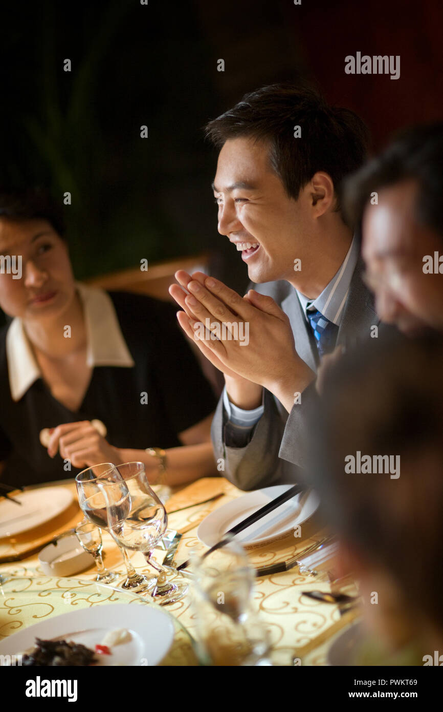 Junger Erwachsener Mann essen in einem Restaurant mit Freunden. Stockfoto