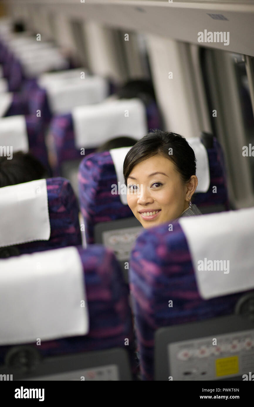 Porträt eines jungen Erwachsenen business Frau auf einen Zug. Stockfoto